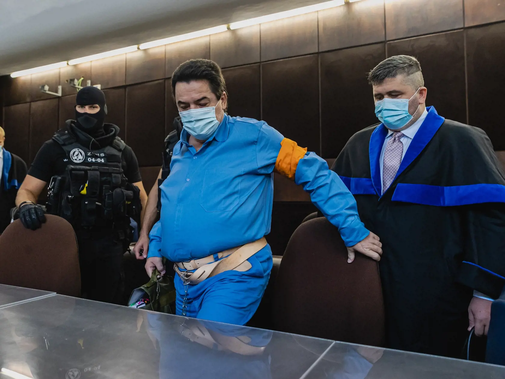 Pred sudcom JUDr. Marekom Filom sa začalo hlavné pojednávanie Okresného súdu Bratislava I s obžalovaným Mariánom Kočnerom v kauze tzv. „motákov’“. Na snímke eskorta ZVJS privádza obžalovaného Mariána Kočnera do pojednávacej miestnosti.