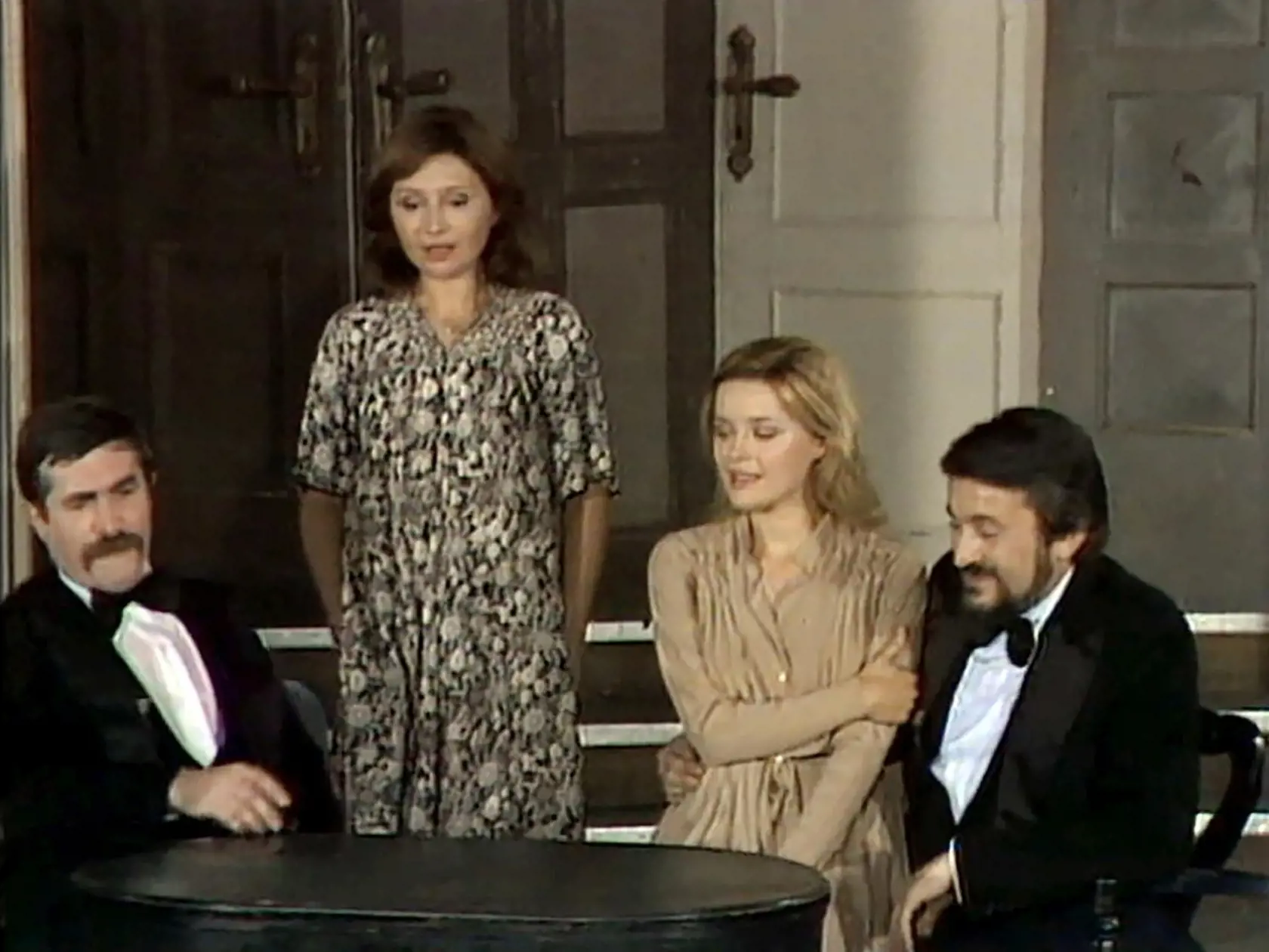 V ROKU 1979 Milan Lasica napísal scénar k vtedajšiemu dielu relácie Ktosi je za dverami tak, aby mu jeho budúca manželka sedela na nohách. Vľavo Julo Satinský a Emília Vášáryová.