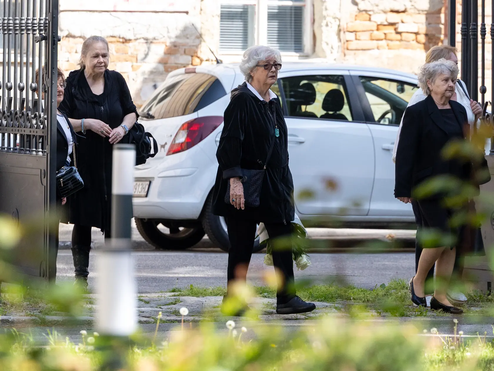 Rozlúčka s Danielou Kovárovou, manželkou herca Františka Kovára. Na snímke v strede Božidara Turzonovová.