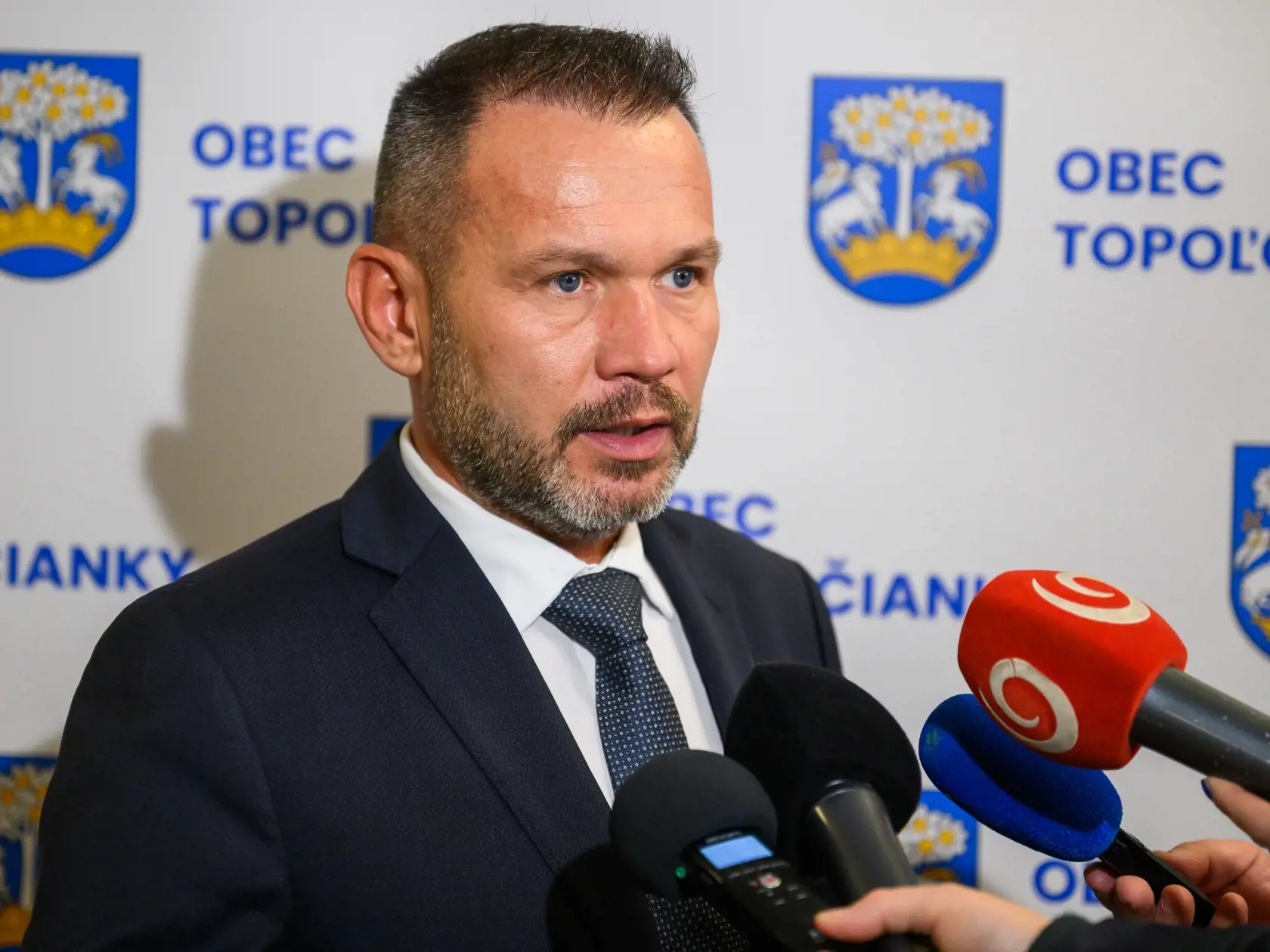 Na snímke predseda Nitrianskeho samosprávneho kraja (NSK) Branislav Becík sa rozpráva s novinármi po výjazdovom rokovaní vlády v Topoľčiankach, okres Zlaté Moravce 27. novembra 2024. FOTO TASR - Jaroslav Novák