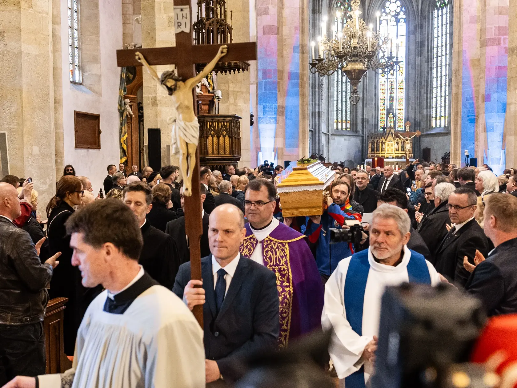 Posledná rozlúčka s hercom Štefanom Kvietikom za účasti rodiny aj verejnosti v Katedrále sv. Martina v Bratislave.