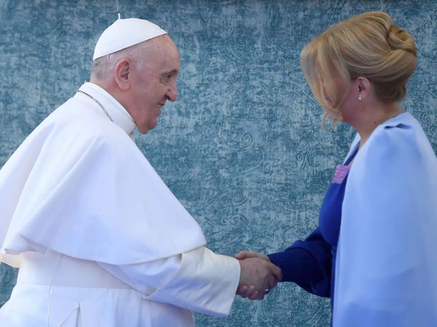 V nedeľu 12. septembra 2021 pricestoval na oficiálnu návštevu Slovenska pápež František. Počas návštevy, ktorá potrvá do 15. septembra Svätý Otec zavíta do Bratislavy, Košíc, Prešova a Šaštína. Stretne sa s troma najvyššími ústavnými činiteľmi, ale aj zástupcami židovskej či rómskej komunity. V Šaštíne je na programe svätá omša s homíliou Svätého Otca. Návšteva, ktorej mottom je “ S Máriou a Jozefom na ceste za Ježišom” je prvou cestou pápeža Františka na Slovensko. Na snímke pápež František a p