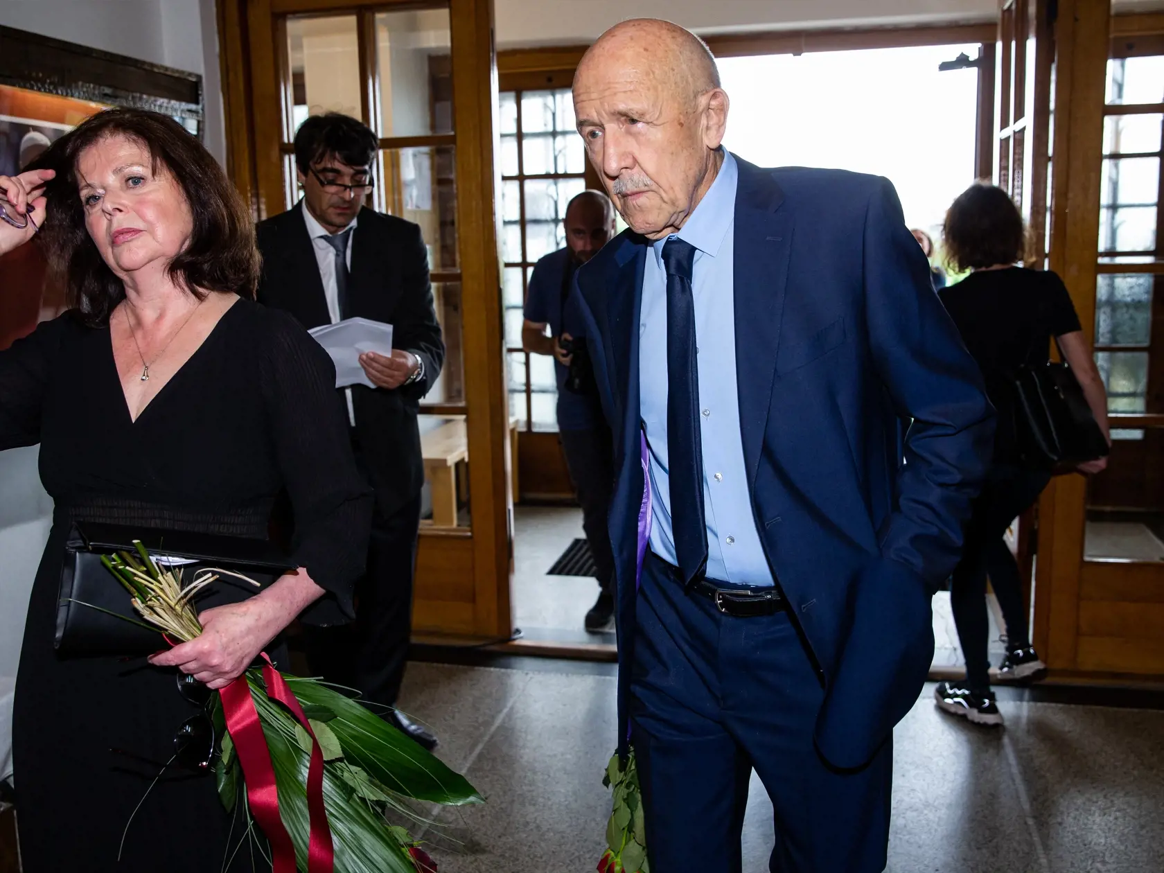 Posledná rozlúčka s českým hercom Josefom Abrhámom v kostole sv. Anežky České na Spořilově v Prahe. Na snímke Petr Nárožný a Andrea Čunderlíková.