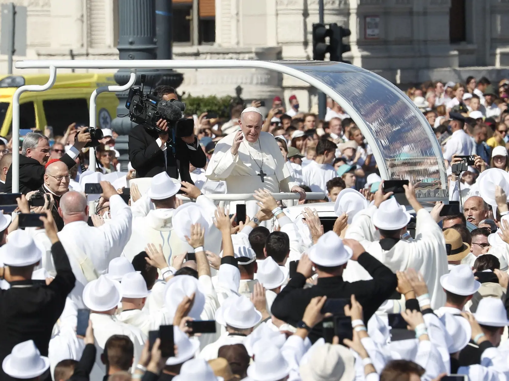 KK44 Budapešť - Pápež František zdraví veriacich z papamobilu počas príchodu na sv. omšu na záver 52. medzinárodného eucharistického kongresu na Námestí hrdinov (Hősök tere) v Budapešti 12. septembra 2021 v Budapešti. Pápež František v nedeľu ráno pristál v Budapešti. Následne sa stretol s maďarským premiérom Viktorom Orbánom, maďarským prezidentom Jánosom Áderom, členmi konferencie katolíckych biskupov Maďarska, predstaviteľmi reformovanej cirkvi a židovskej komunity Maďarska. Ide o prvú návšte