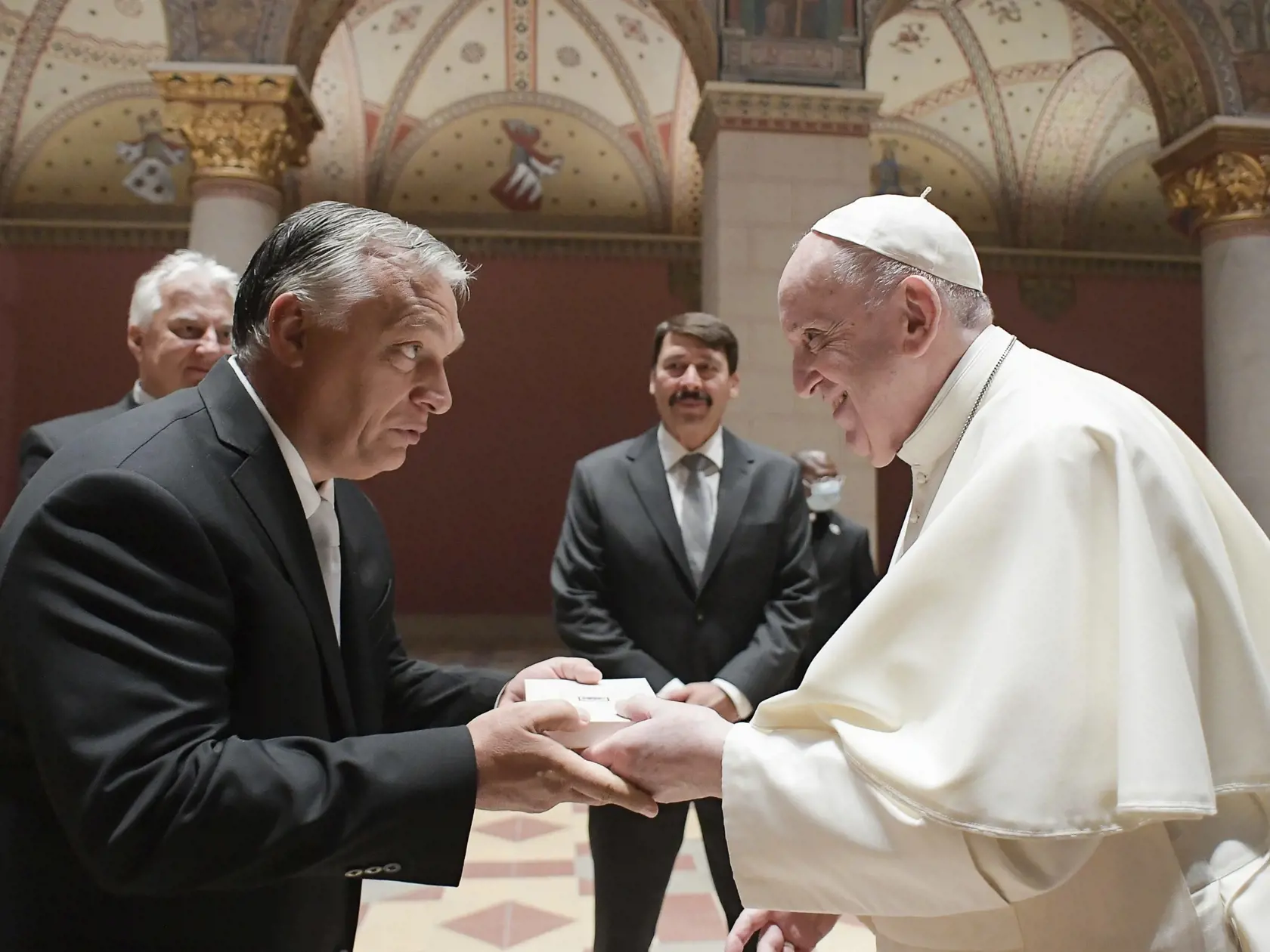 KK7 Budapešť - Pápež František a maďarský premiér Viktor Orbán si vymieňajú dary počas stretnutia 12. septembra 2021 v Budapešti. Pápež František v nedeľu ráno pristál v Budapešti, kde sa zúčastní na medzinárodnom ekumenickom kongrese a absolvuje stretnutie s maďarským premiérom Viktorom Orbánom. Ide o prvú návštevu úradujúceho pápeža v Maďarsku od roku 1996, keď túto krajinu navštívil Ján Pavol II. Pápež okrem toho v Budapešti odslúži omšu na záver 52. medzinárodného eucharistického kongresu a 