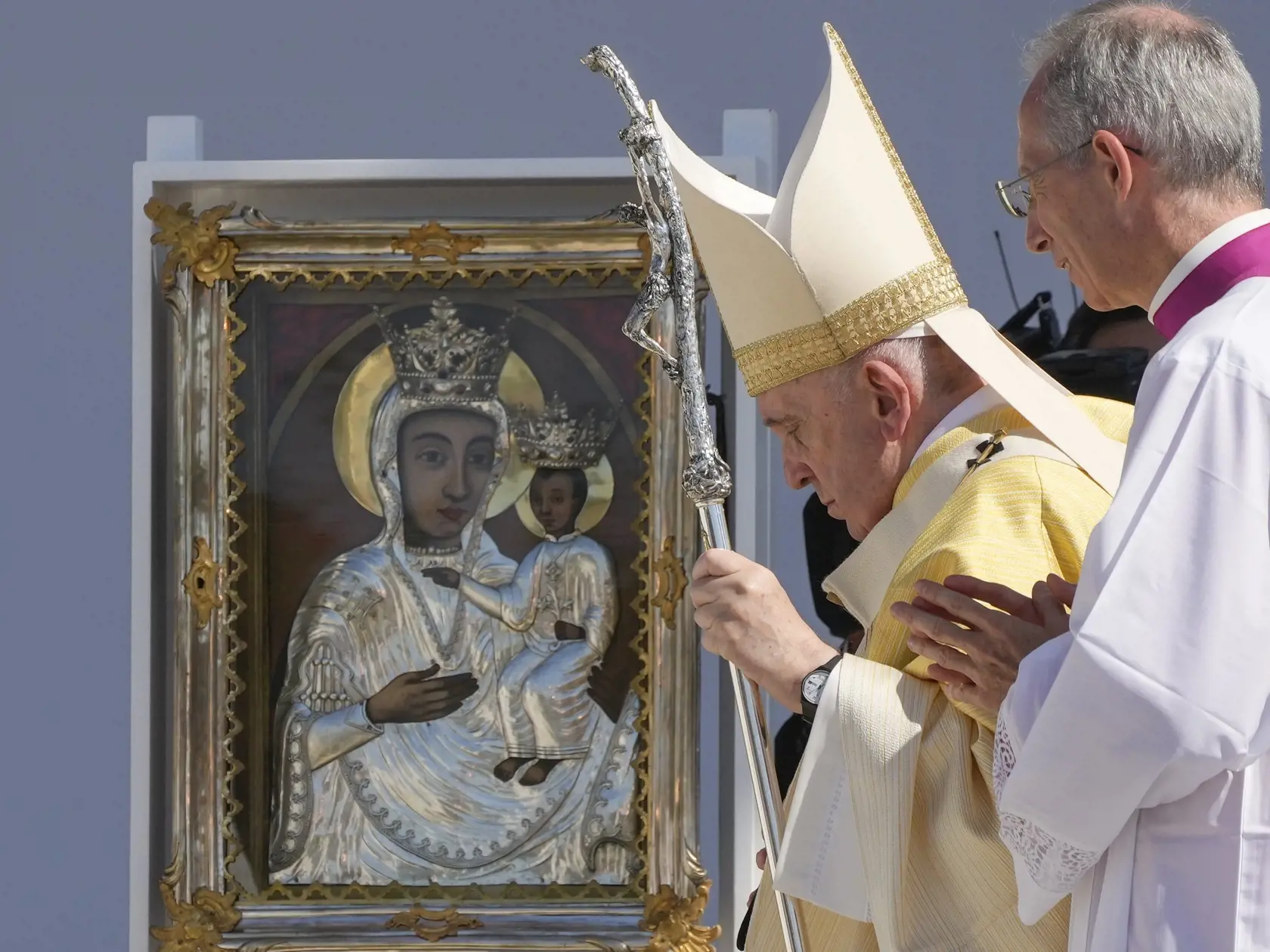 KK31 Budapešť - Pápež František prichádza na omšu na záver 52. medzinárodného eucharistického kongresu na Námestí hrdinov (Hősök tere) v Budapešti 12. septembra 2021 v Budapešti. Pápež František v nedeľu ráno pristál v Budapešti. Následne sa stretol s maďarským premiérom Viktorom Orbánom, maďarským prezidentom Jánosom Áderom, členmi konferencie katolíckych biskupov Maďarska, predstaviteľmi reformovanej cirkvi a židovskej komunity Maďarska. Ide o prvú návštevu úradujúceho pápeža v Maďarsku od rok