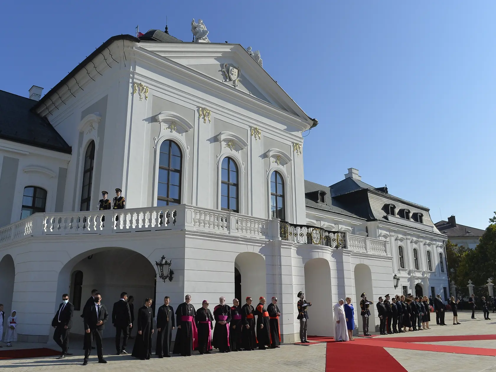 V nedeľu 12. septembra 2021 pricestoval na oficiálnu návštevu Slovenska pápež František. Počas návštevy, ktorá potrvá do 15. septembra Svätý Otec zavíta do Bratislavy, Košíc, Prešova a Šaštína. Stretne sa s troma najvyššími ústavnými činiteľmi, ale aj zástupcami židovskej či rómskej komunity. V Šaštíne je na programe svätá omša s homíliou Svätého Otca. Návšteva, ktorej mottom je “ S Máriou a Jozefom na ceste za Ježišom” je prvou cestou pápeža Františka na Slovensko. Na snímke uprostred pápež Fra