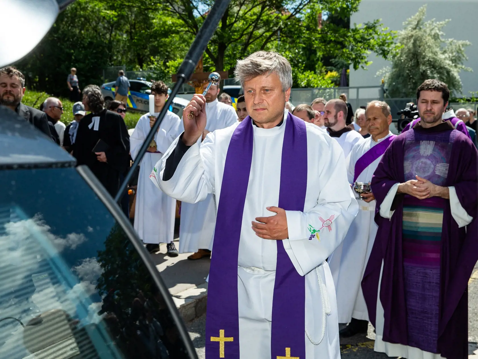 Posledná rozlúčka s českým hercom Josefom Abrhámom v kostole sv. Anežky České na Spořilově v Prahe.