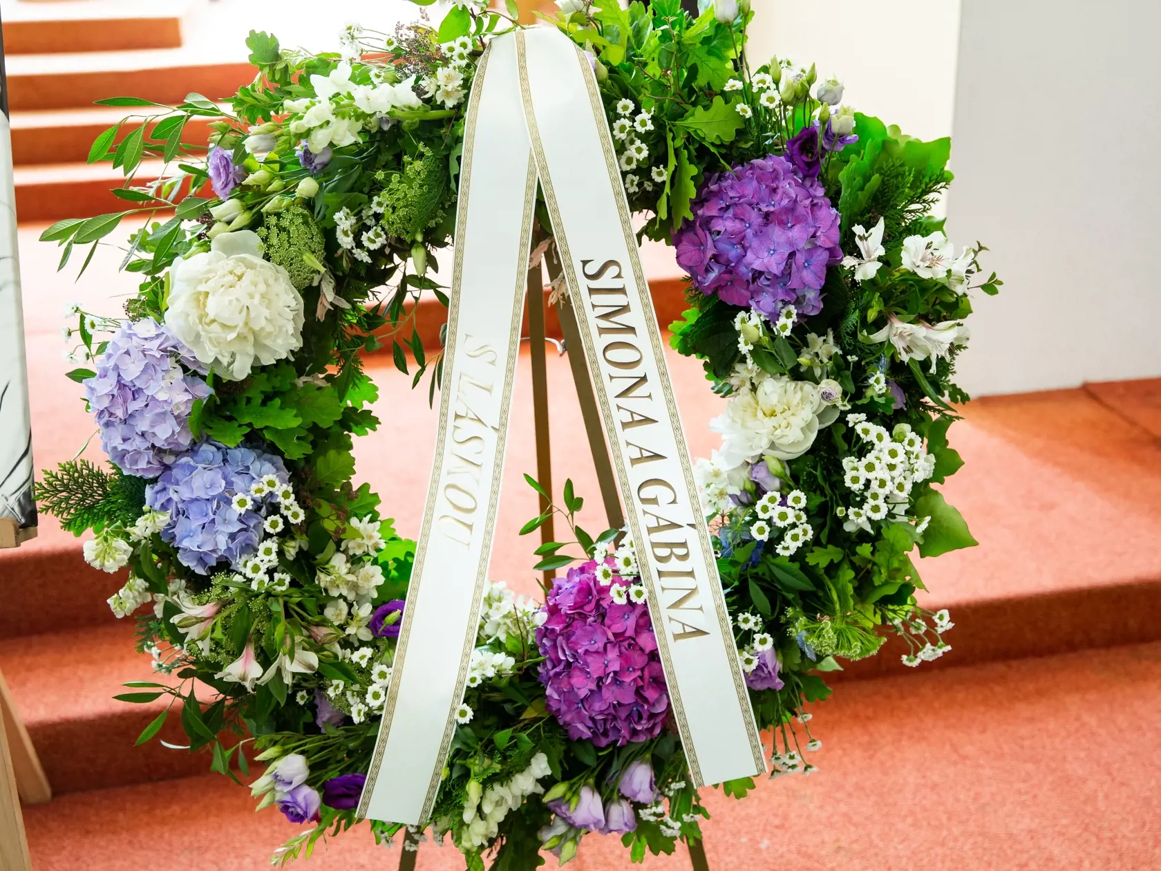 Posledná rozlúčka s českým hercom Josefom Abrhámom v kostole sv. Anežky České na Spořilově v Prahe.