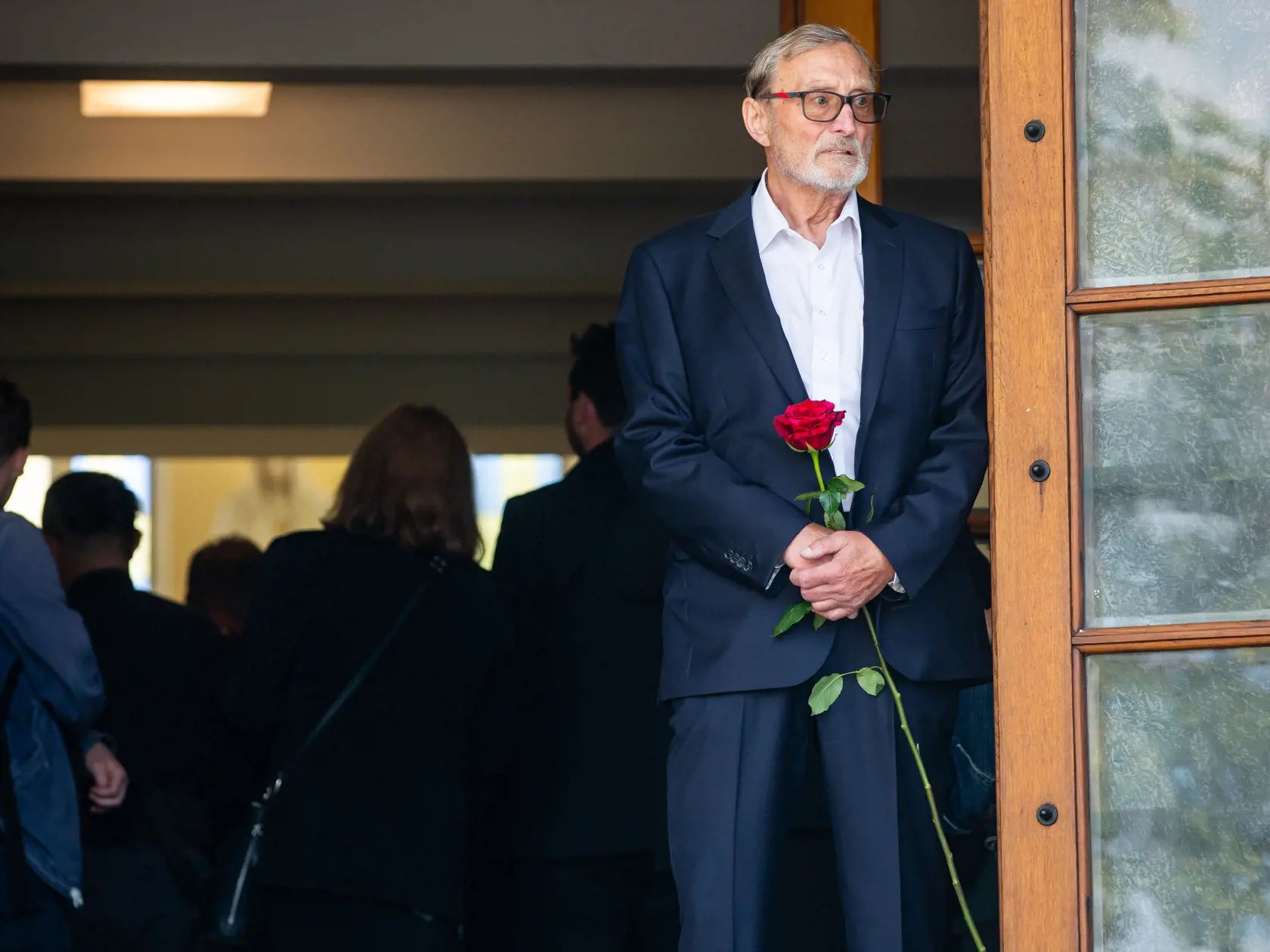 Posledná rozlúčka s českým hercom Josefom Abrhámom v kostole sv. Anežky České na Spořilově v Prahe. Na snímke Ladislav Frej.