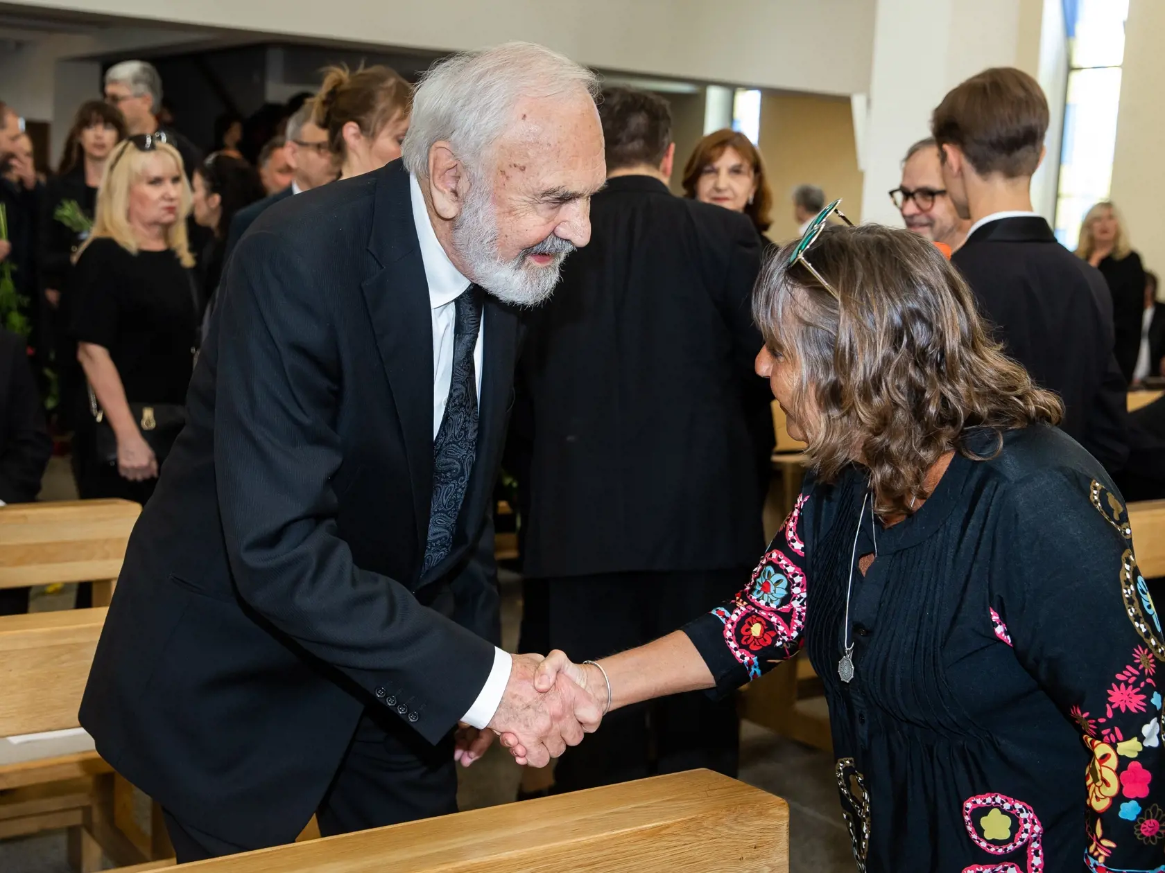 Posledná rozlúčka s českým hercom Josefom Abrhámom v kostole sv. Anežky České na Spořilově v Prahe. Na snímke Zdeněk Svěrák a Bára Hrzánová.