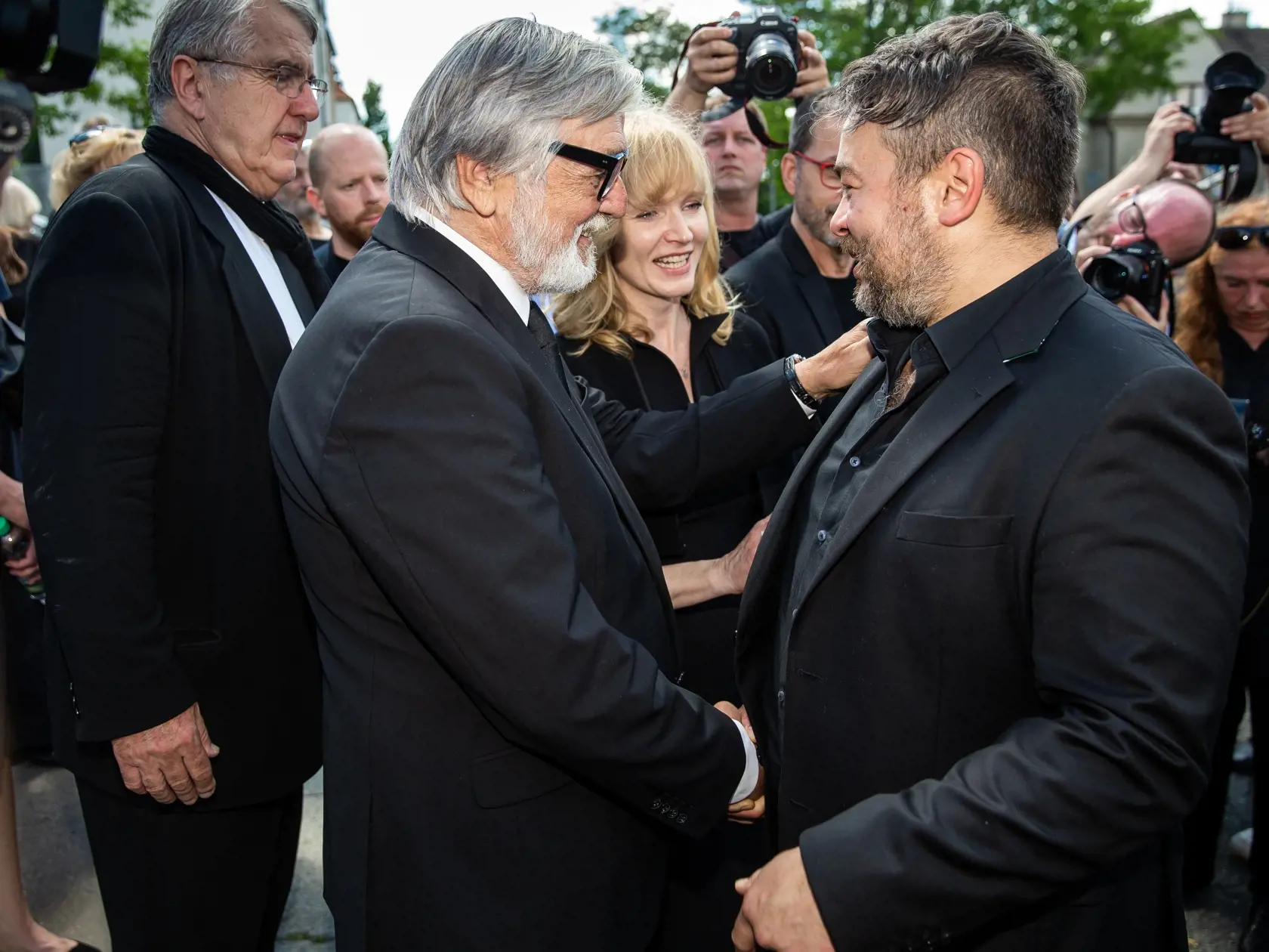 Posledná rozlúčka s českým hercom Josefom Abrhámom v kostole sv. Anežky České na Spořilově v Prahe. Na snimke Jiři Bartoška a Josef Abrhám ml.