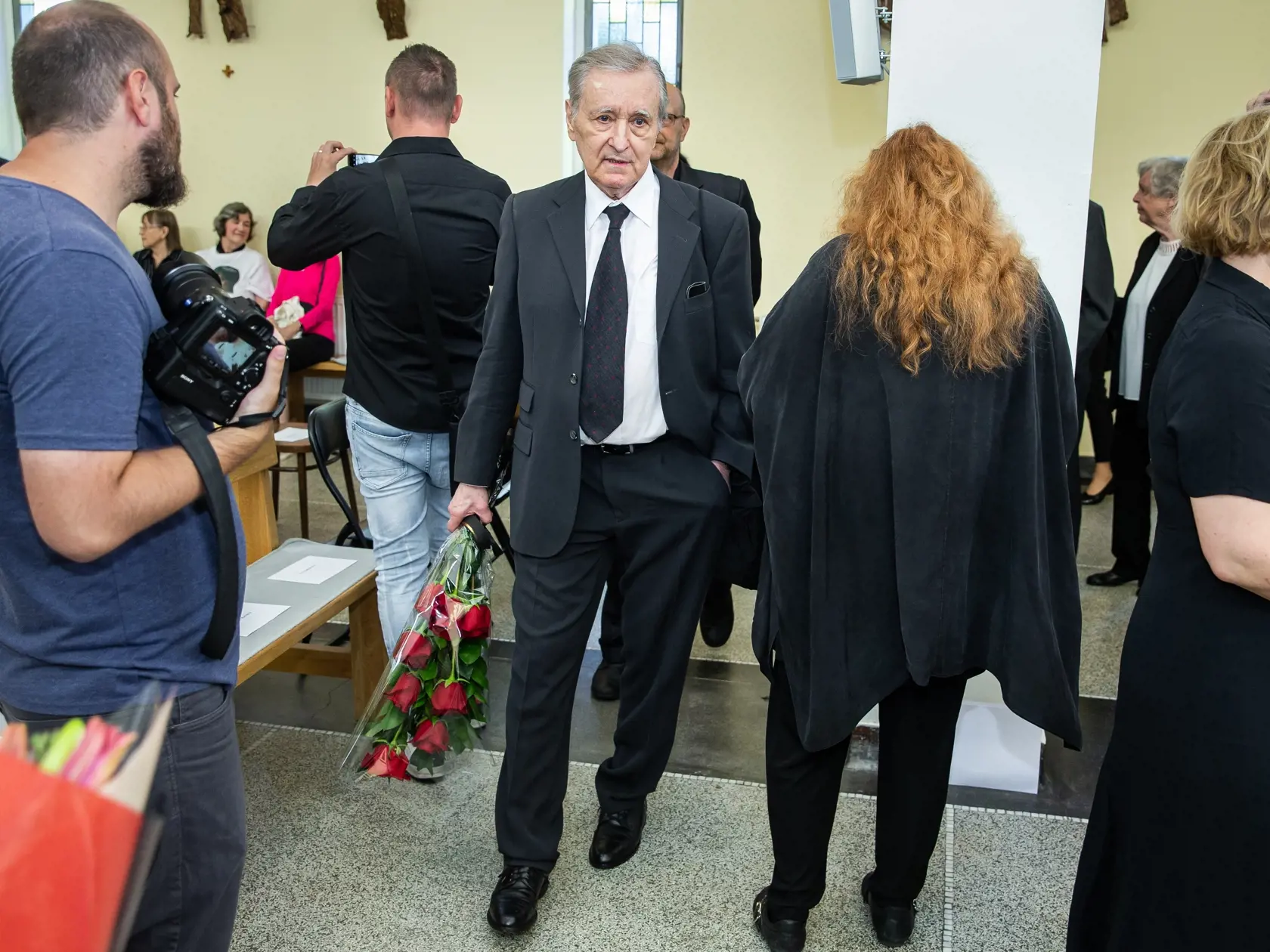 Posledná rozlúčka s českým hercom Josefom Abrhámom v kostole sv. Anežky České na Spořilově v Prahe. Na snímke Milan Markovič.