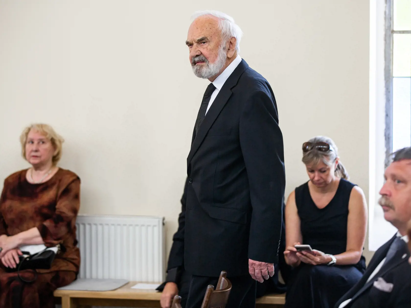 Posledná rozlúčka s českým hercom Josefom Abrhámom v kostole sv. Anežky České na Spořilově v Prahe. Na snímke Zdeněk Svěrák.