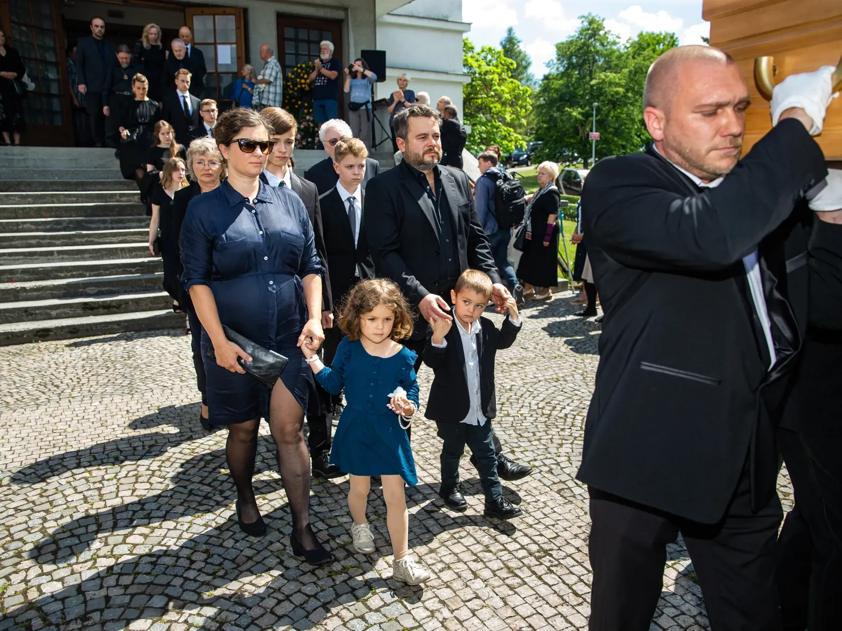 Posledná rozlúčka s českým hercom Josefom Abrhámom v kostole sv. Anežky České na Spořilově v Prahe. Na snímke Ľudmila Abrhámová s manželom Josefom Abrhámom ml.