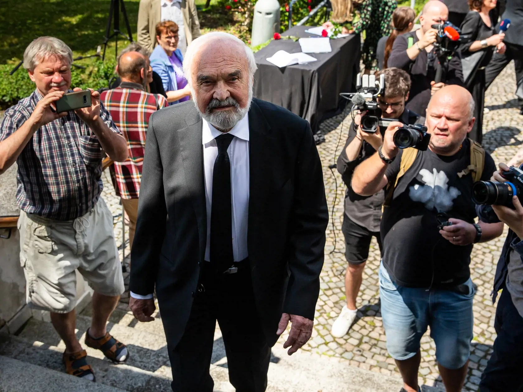 Posledná rozlúčka s českým hercom Josefom Abrhámom v kostole sv. Anežky České na Spořilově v Prahe. Na snímke Zdeněk Svěrák.
