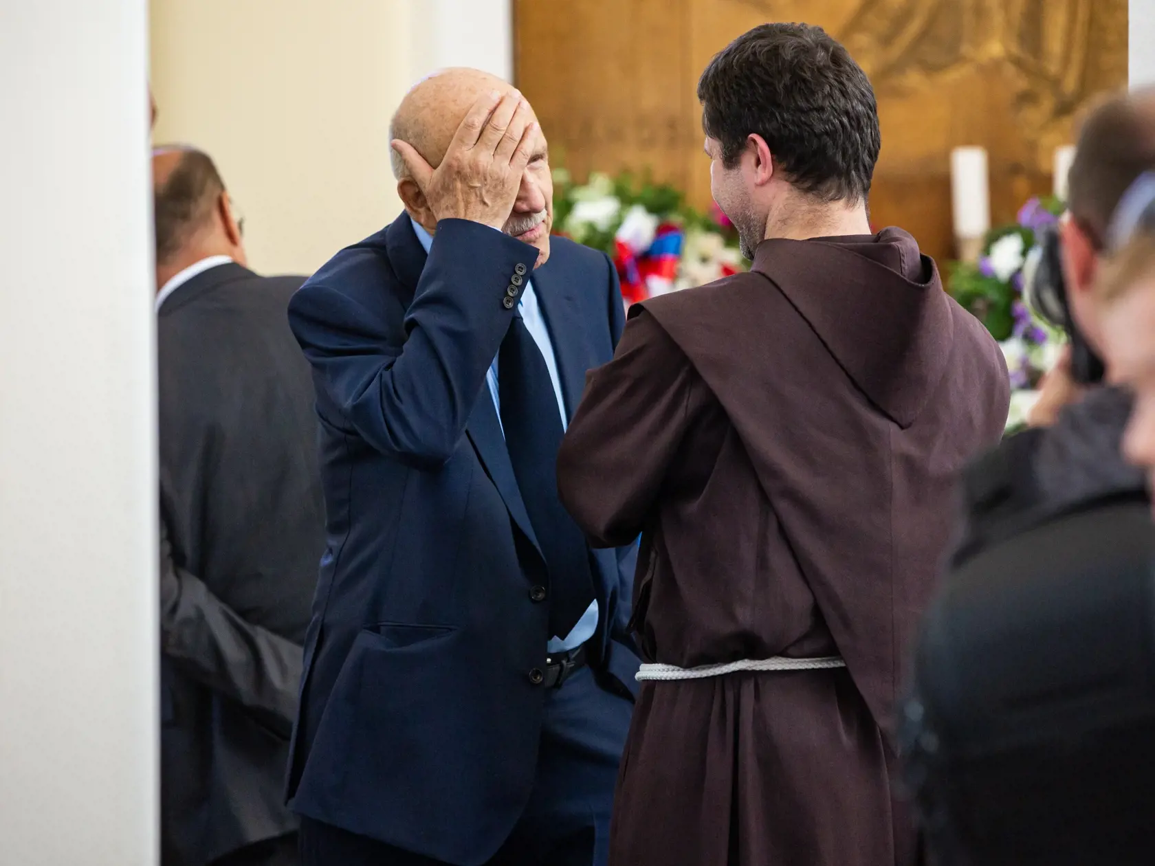 Posledná rozlúčka s českým hercom Josefom Abrhámom v kostole sv. Anežky České na Spořilově v Prahe. Na snímke Petr Nárožný.