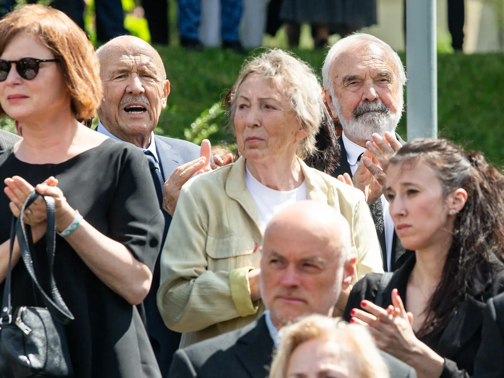 Posledná rozlúčka s českým hercom Josefom Abrhámom v kostole sv. Anežky České na Spořilově v Prahe. Na snímke Petr Nárožný a Zdeněk Svěrák.
