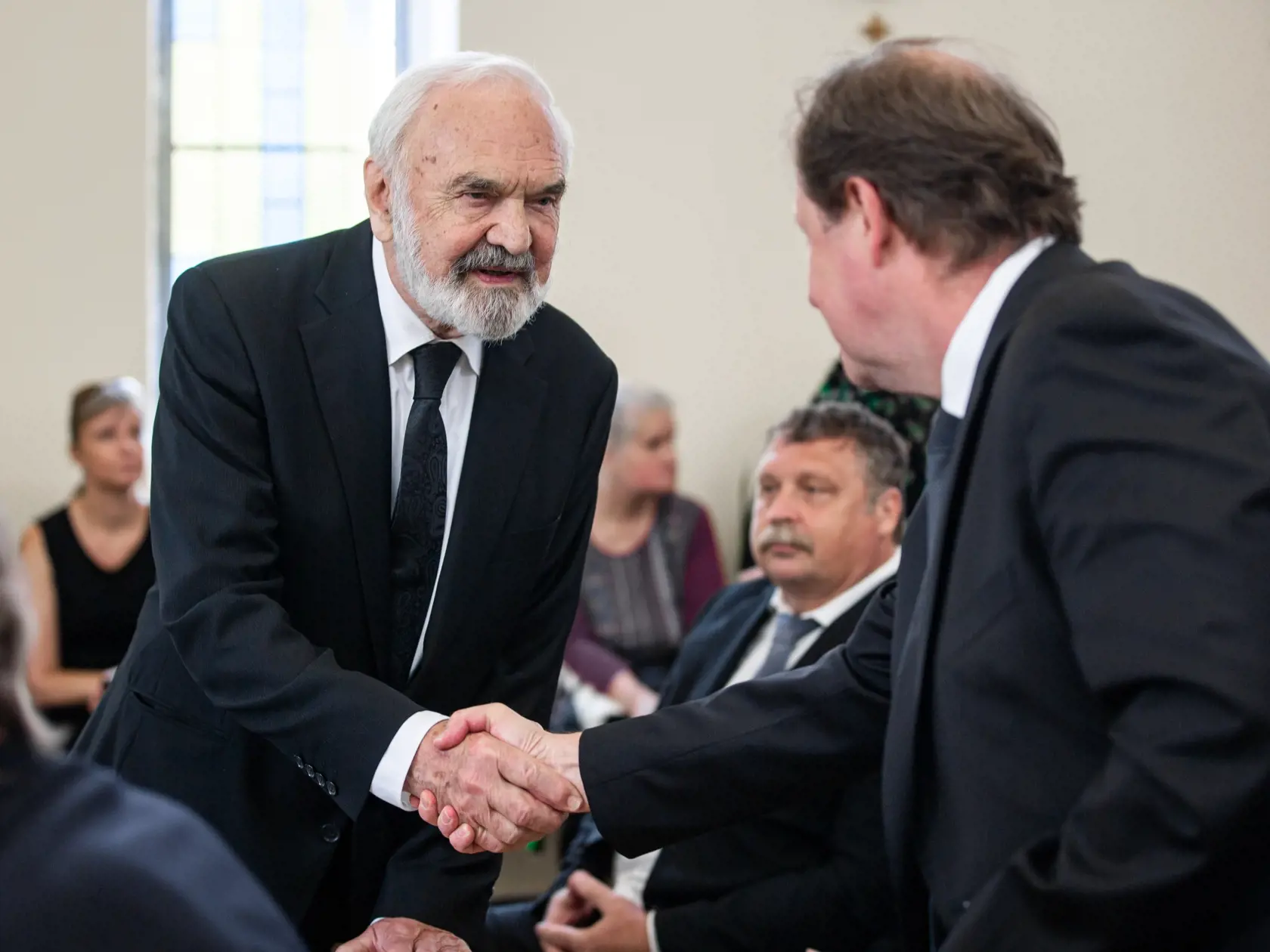 Posledná rozlúčka s českým hercom Josefom Abrhámom v kostole sv. Anežky České na Spořilově v Prahe. Na snímke Zdeněk Svěrák.