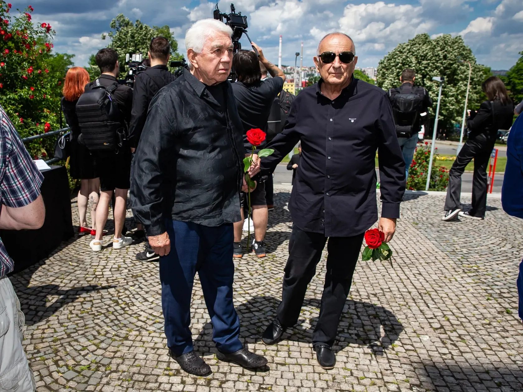Posledná rozlúčka s českým hercom Josefom Abrhámom v kostole sv. Anežky České na Spořilově v Prahe. Na snímke Jiří Krampol.