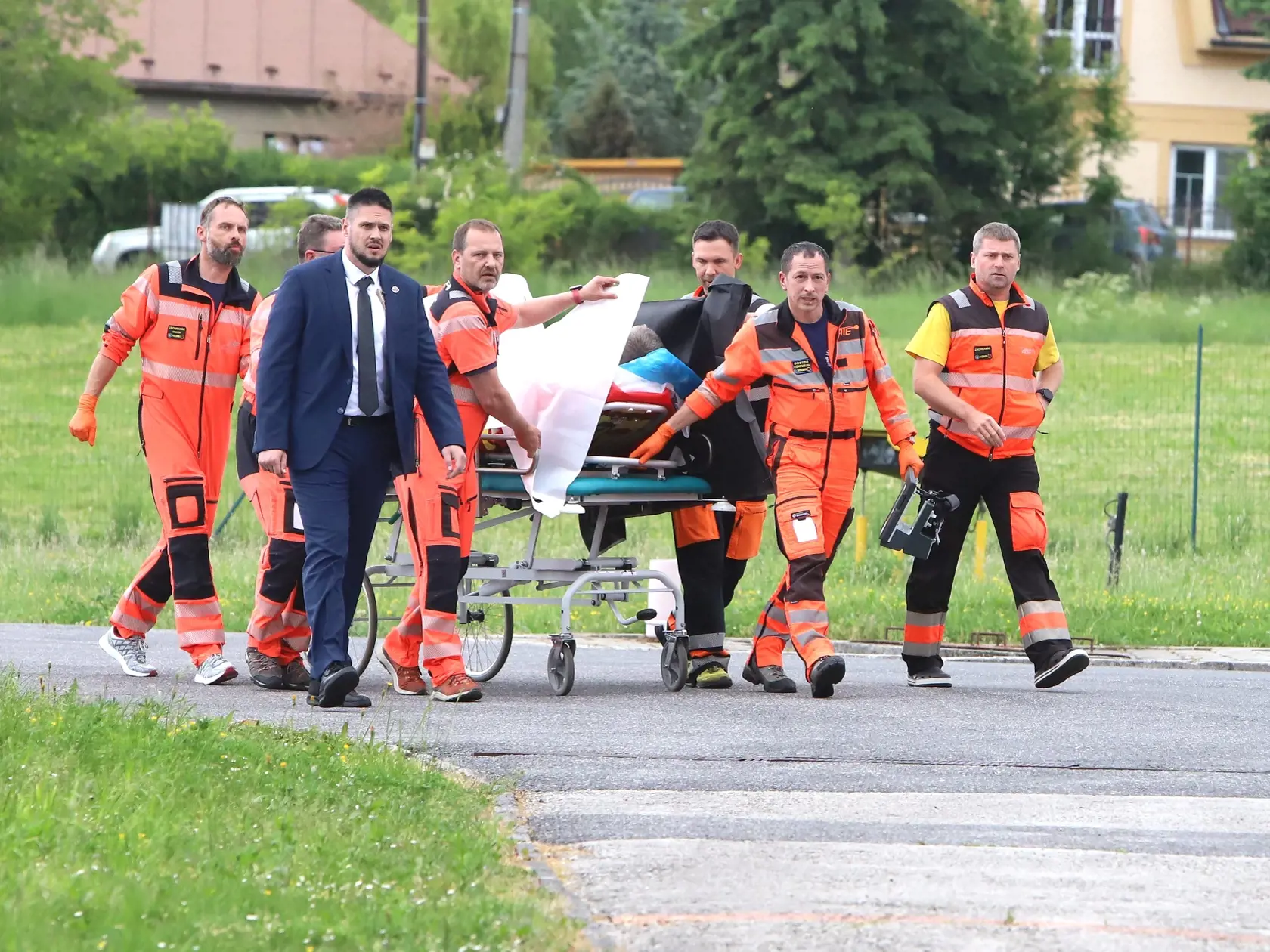 Zdravotníci prevážajú na nosidlách postreleného predsedu vlády Roberta Fica z helikoptéry do nemocnice v Banskej Bystrici 15. mája 2024.