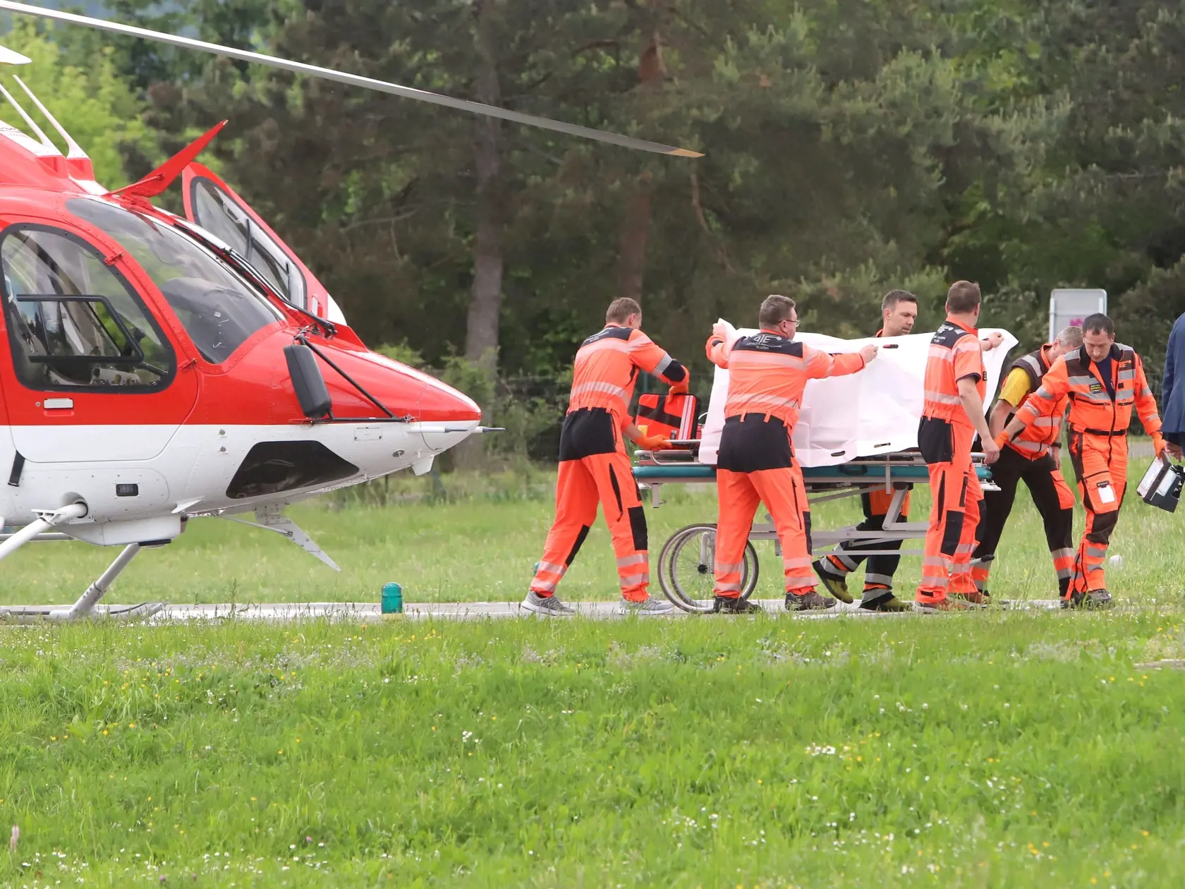 Zdravotníci prevážajú na nosidlách postreleného predsedu vlády Roberta Fica z helikoptéry do nemocnice v Banskej Bystrici 15. mája 2024.