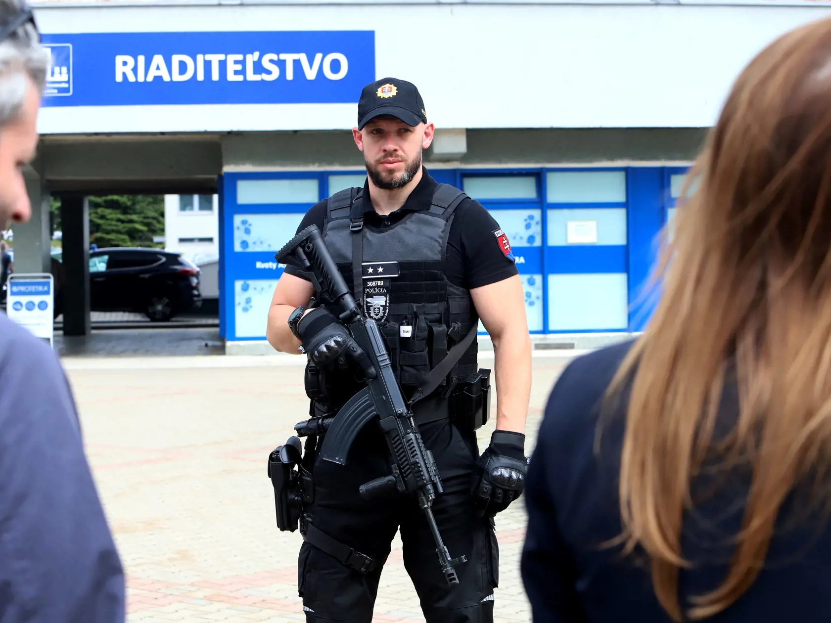 Na snímke polícia v areáli Rooseveltovej nemocnice s poliklinikou v Banskej Bystrici 16. mája 2024.