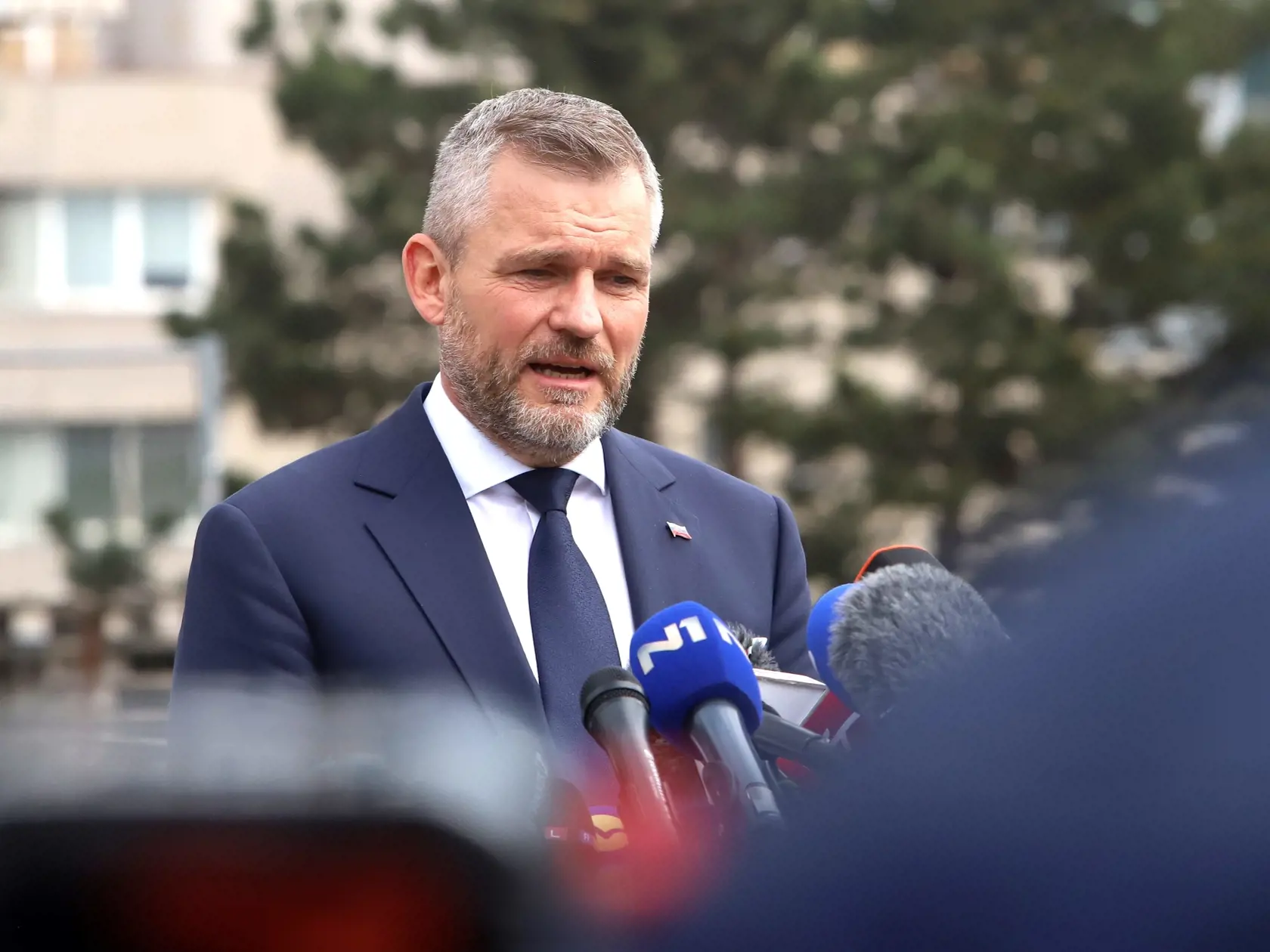 Na snímke novozvolený prezident SR Peter Pellegrini počas tlačovej konferencie v areáli v Rooseveltovej nemocnici v Banskej Bystrici 16. mája 2024 po návšteve postreleného predsedu vlády v banskobystrickej nemocnici.