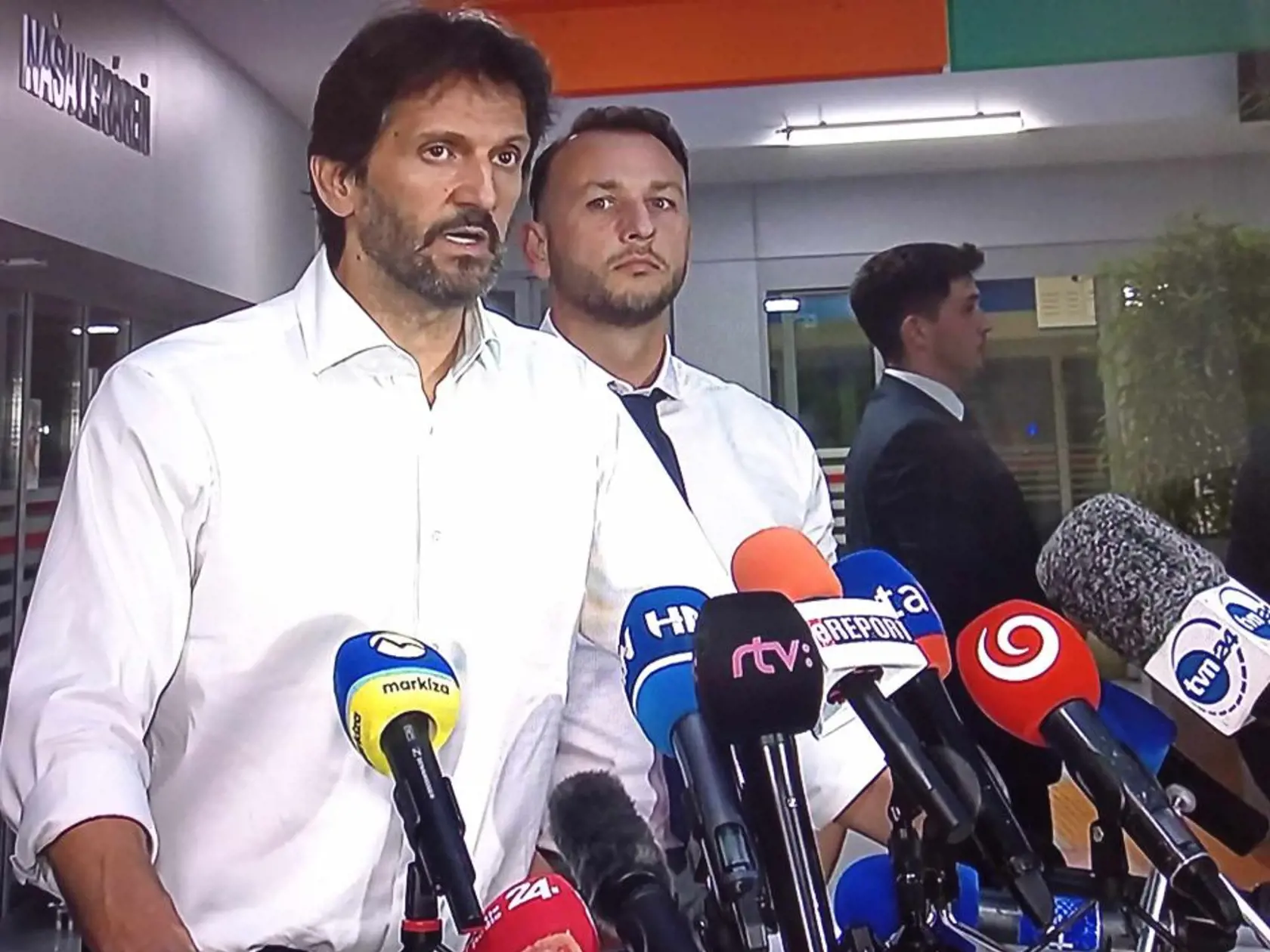Robert Kaliňák a Matúš Šutaj Eštok počas stredajšej tlačovej konferencie o zdravotnom stave Roberta Fica.