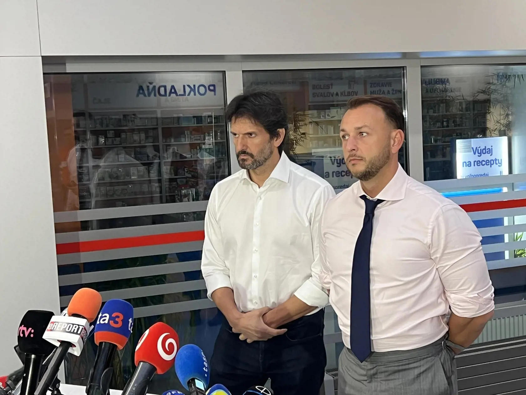 Kaliňák poďakoval všetkých záchranárom a lekárom. "Utrpel vážnu polytraumu a jeho zdravotný stav je veľmi vážny," podčiarkol krátko po streľbe.