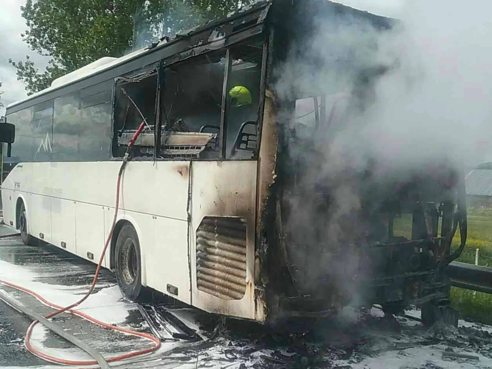 Celkový záber na autobus, ktorého zachvátil požiar. Závažná Poruba
