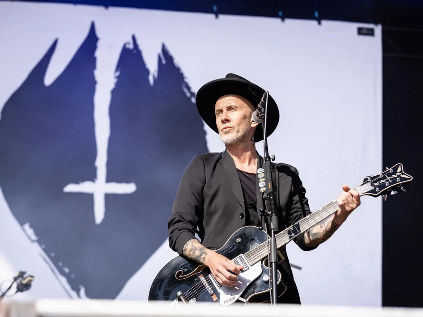 Všade, kde príde frontman deat-metalovej kapely Behemothu Adam 'Nergal' Darski, má s tým cirkev obrovské problémy.