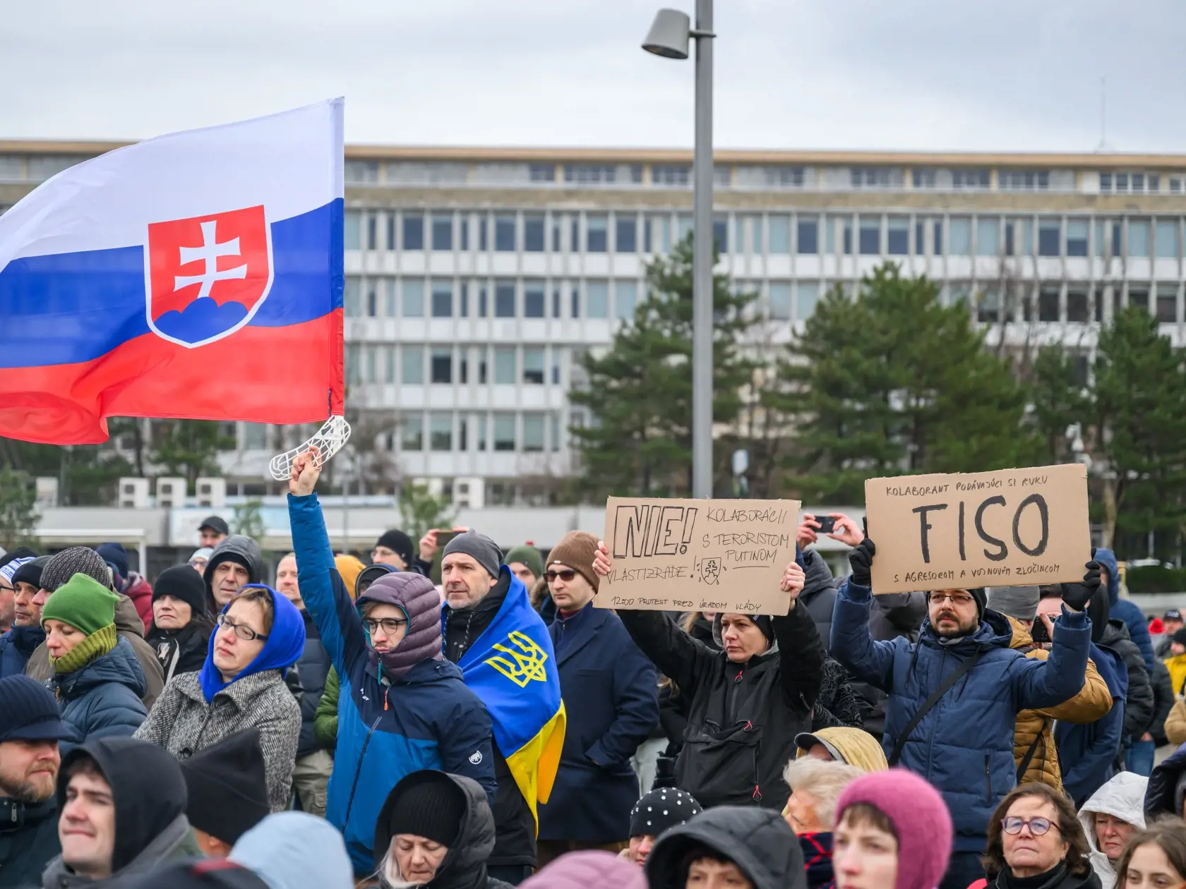 Na snímke protest proti nedeľnej návšteve predsedu vlády SR Roberta Fica (Smer-SD) v Moskve na Námestí slobody v Bratislave v pondelok 23. decembra 2024.