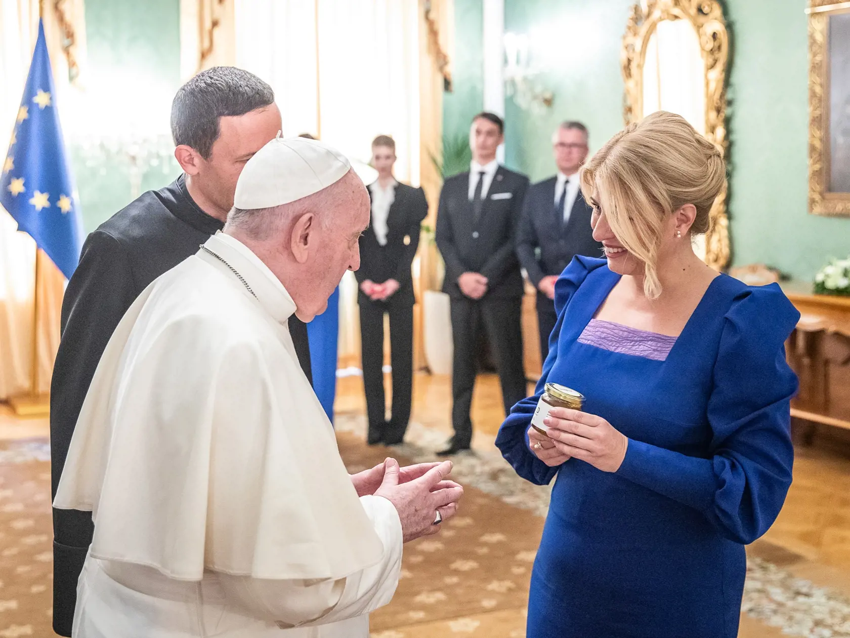 Na snímke vpravo prezidentka SR Zuzana Čaputová v pondelok darovala pápežovi Františkovi (vľavo) symbolický peceň chleba, ale aj med z Prezidentskej záhrady. Súčasťou jej darov sú tiež nabíjacie stanice pre elektromobily, ale aj medicínske vybavenie pre vatikánsky fond, ktorý pomáha v boji proti pandémii v najchudobnejších častiach sveta. Pápežovi ich prezentovala počas pondelkového stretnutia v Prezidentskom paláci. Bratislava, 13. septembra 2021. FOTO TASR - KP SR