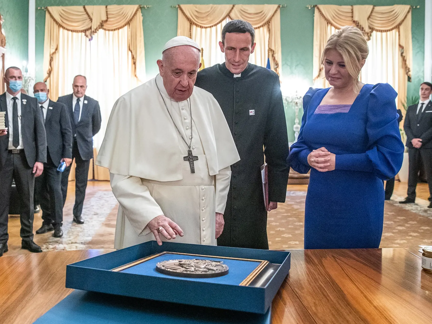 Na snímke vpravo prezidentka SR Zuzana Čaputová v pondelok darovala pápežovi Františkovi (vľavo) symbolický peceň chleba, ale aj med z Prezidentskej záhrady. Súčasťou jej darov sú tiež nabíjacie stanice pre elektromobily, ale aj medicínske vybavenie pre vatikánsky fond, ktorý pomáha v boji proti pandémii v najchudobnejších častiach sveta. Pápežovi ich prezentovala počas pondelkového stretnutia v Prezidentskom paláci. Bratislava, 13. septembra 2021. FOTO TASR - KP SR
