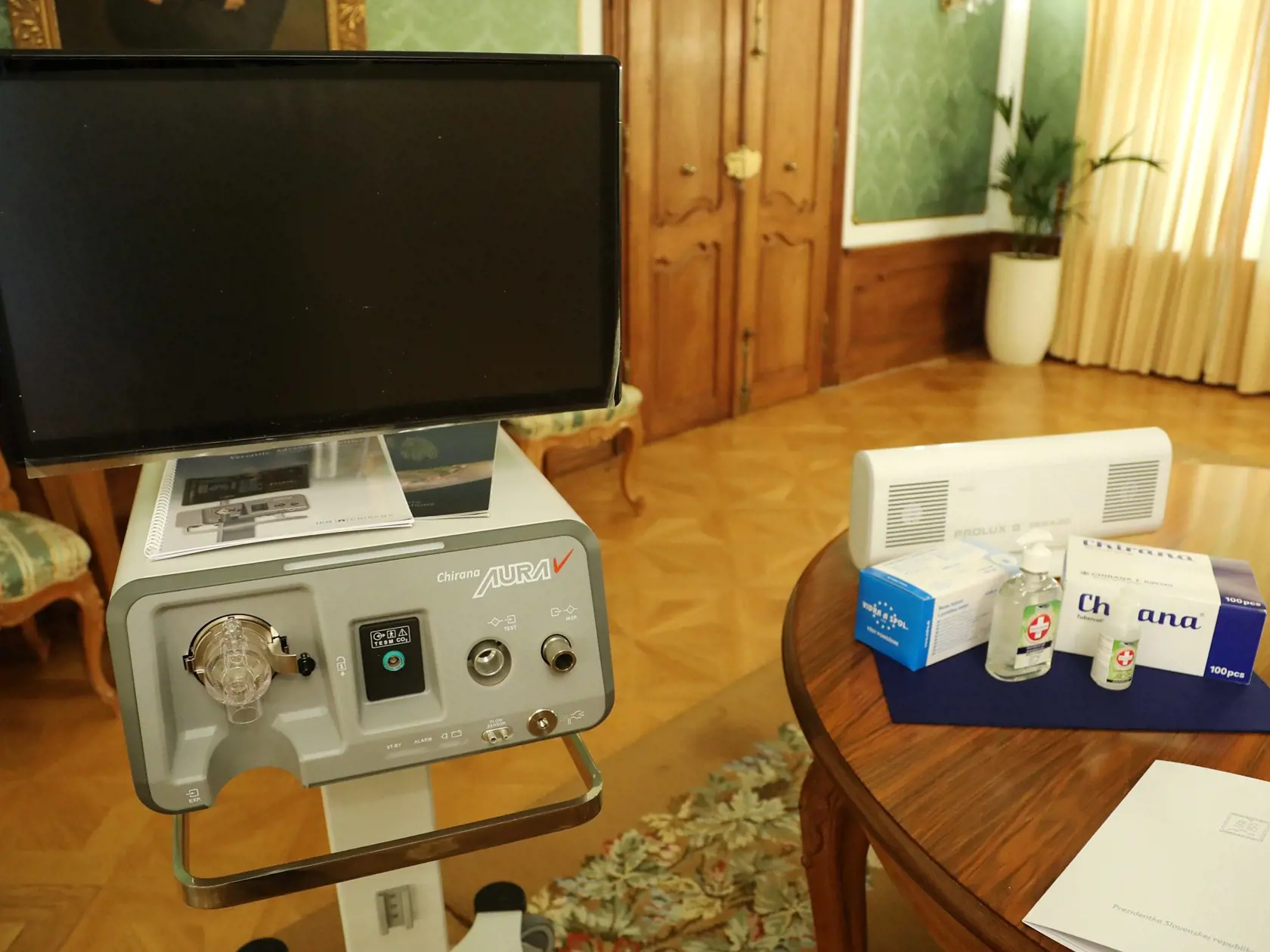 Prezidentka SR Zuzana Čaputová v pondelok darovala pápežovi Františkovi symbolický peceň chleba, ale aj med z Prezidentskej záhrady. Súčasťou jej darov sú tiež nabíjacie stanice pre elektromobily, ale aj medicínske vybavenie pre vatikánsky fond (na snímke), ktorý pomáha v boji proti pandémii v najchudobnejších častiach sveta. Pápežovi ich prezentovala počas pondelkového stretnutia v Prezidentskom paláci. Bratislava, 13. septembra 2021. FOTO TASR - KP SR