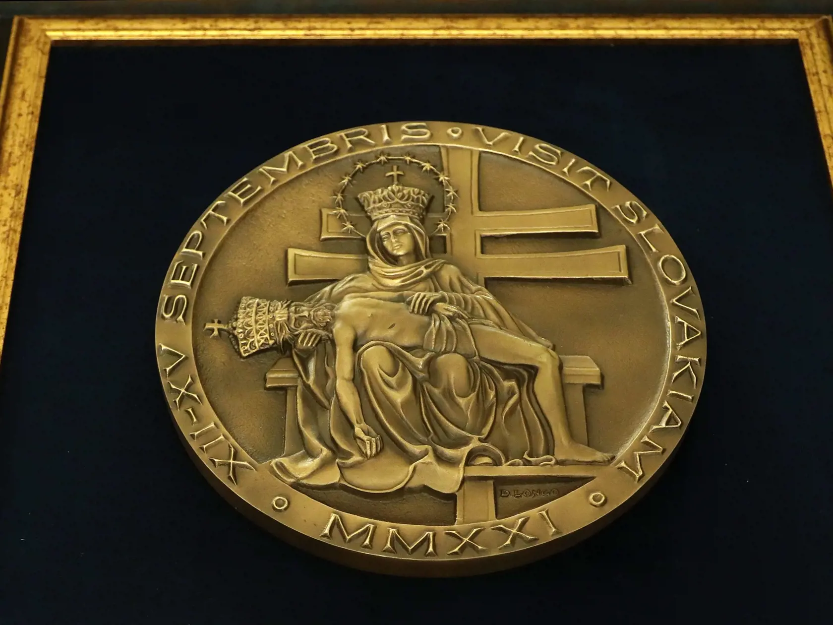 Prezidentka SR Zuzana Čaputová v pondelok darovala pápežovi Františkovi symbolický peceň chleba, ale aj med z Prezidentskej záhrady. Súčasťou jej darov sú tiež nabíjacie stanice pre elektromobily, ale aj medicínske vybavenie pre vatikánsky fond, ktorý pomáha v boji proti pandémii v najchudobnejších častiach sveta. Pápežovi ich prezentovala počas pondelkového stretnutia v Prezidentskom paláci. Bratislava, 13. septembra 2021. FOTO TASR - KP SR