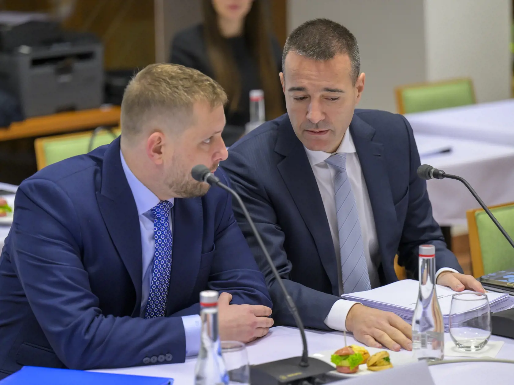 Na snímke zľava minister zdravotníctva SR Kamil Šaško a minister školstva, výskumu, vývoja a mládeže SR Tomáš Drucker (obaja Hlas-SD) počas výjazdového rokovania vlády Slovenskej republiky v Červenom Kláštore 29. januára 2025. FOTO TASR - Veronika Mihaliková

