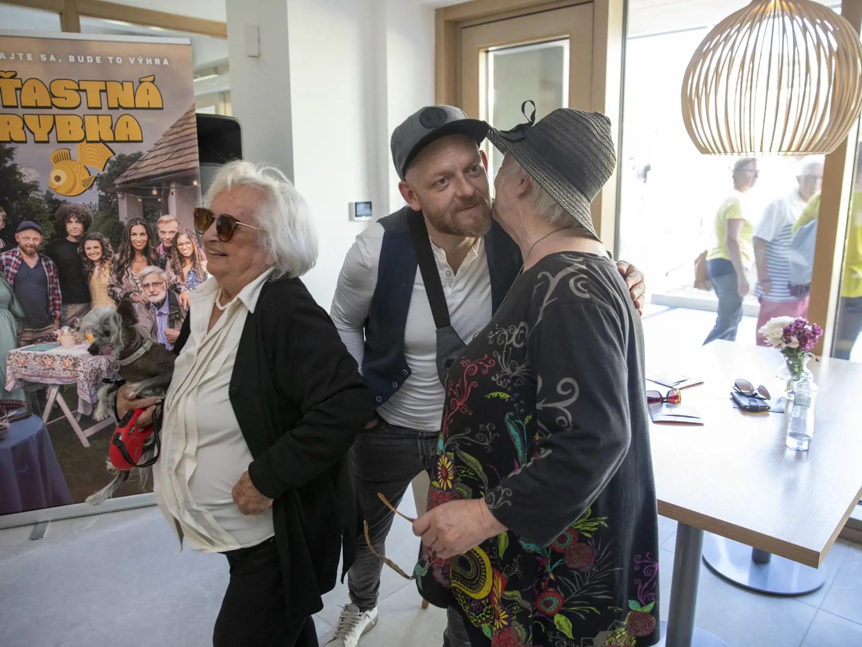 Na snímke je Maja Velšicová, Ľuboš Kostelný a Ida Rapaičová účinkujú v Šťastnej rybke.
