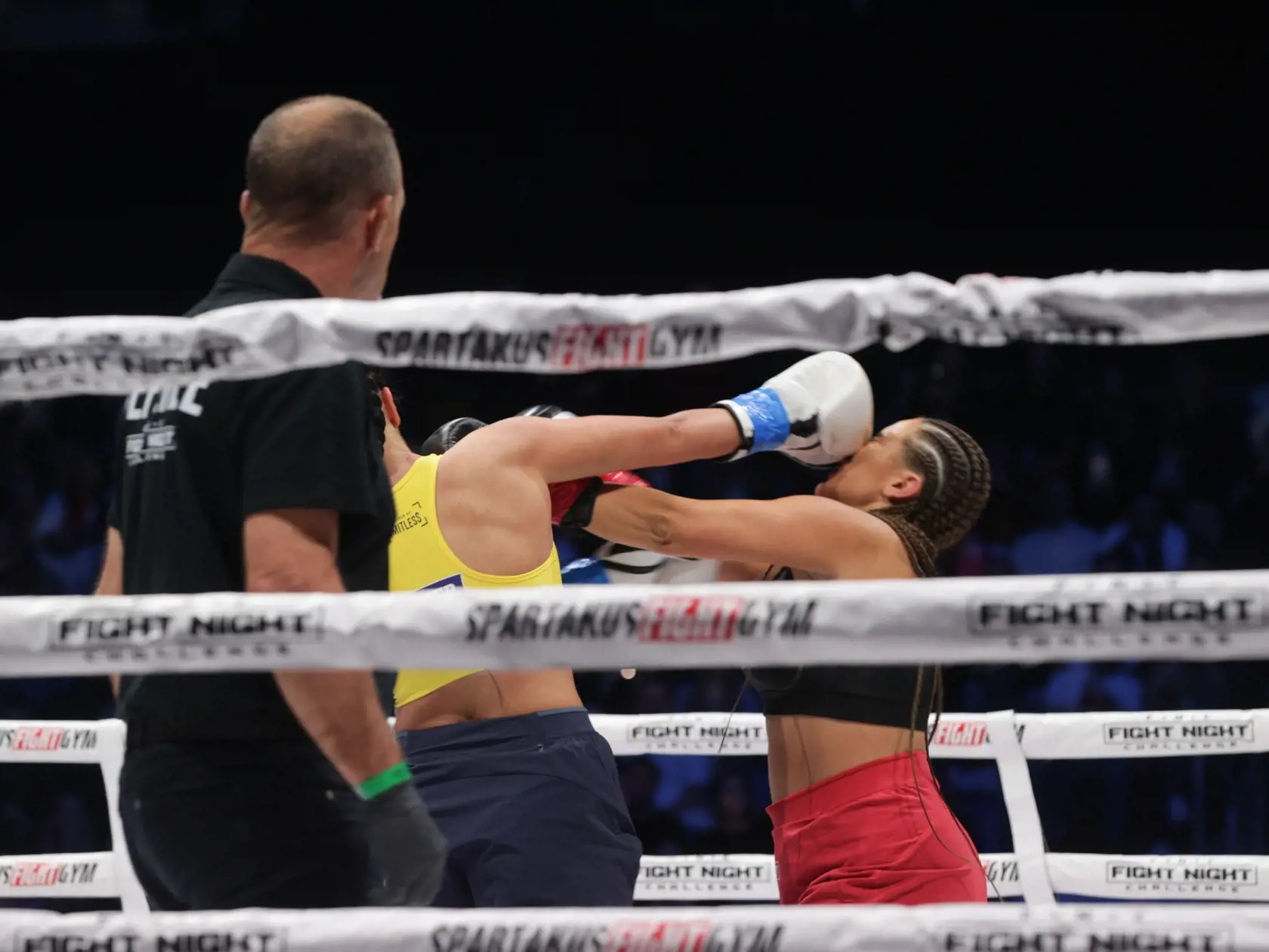 Lenka Tejbusová sa v ringu Fight Night Challenge pobila s ,,Kollárovou" Pimpinočkou. Pimpa vyhrala.