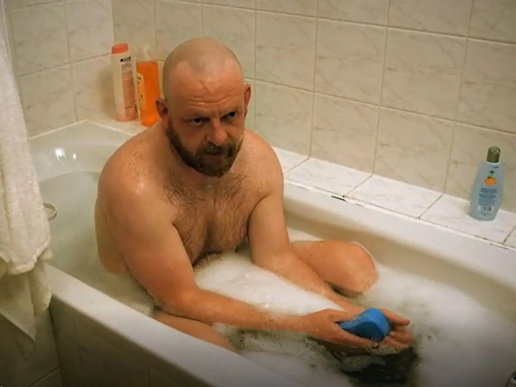 Odhalený vo vani sa predvedie aj Ľuboš Kostelný.