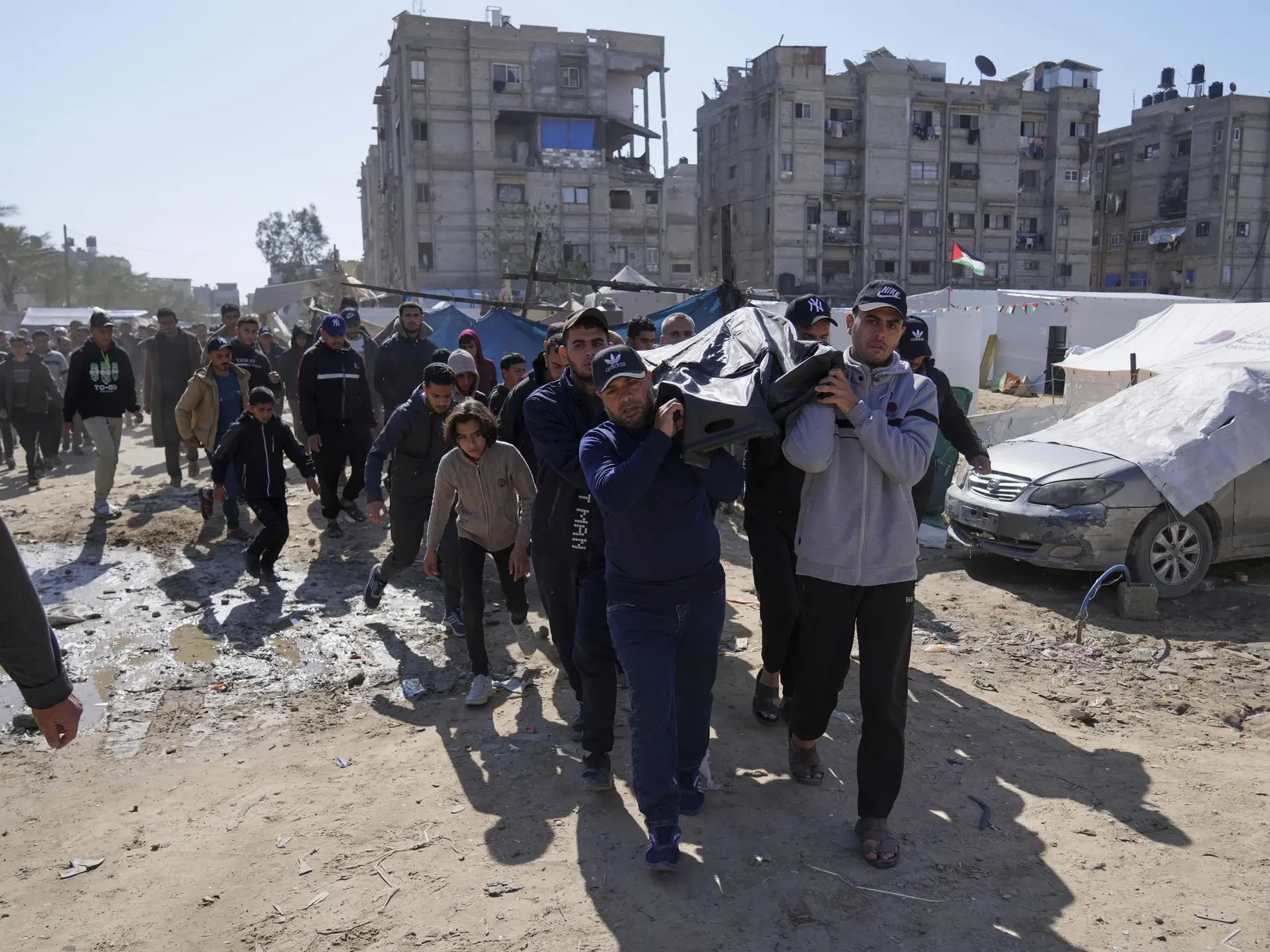 JB 28 Chán Júnis - Palestínčania vynášajú telo  popredného člena politbyra palestínskej militantnej organizácie Hamas Ismáíla Barhúma, ktorý zahynul pri izraelskom bombardovaní Pásma Gazy, v nemocnici Nássir v meste Chán Júnis, na juhu Pásma Gazy 24. marca 2025. Päť ľudí vrátane popredného člena politbyra palestínskej militantnej organizácie Hamas Ismáíla Barhúma zahynulo pri nedeľňajšom útoku izraelskej armády na Násirovu nemocnicu v meste Chán Júnis ležiacom na juhu Pásma Gazy. TASR o tom informuje s odvolaním sa na správy agentúr AFP a Reuters. FOTO TASR/AP

Palestinians carry the body of Ismail Barhoum, a member of Hamas' political bureau who was killed is an Israeli army strike of Nasser Hospital in Khan Younis, Gaza Strip, Monday, March 24, 2025. (AP Photo/Abdel Kareem Hana)