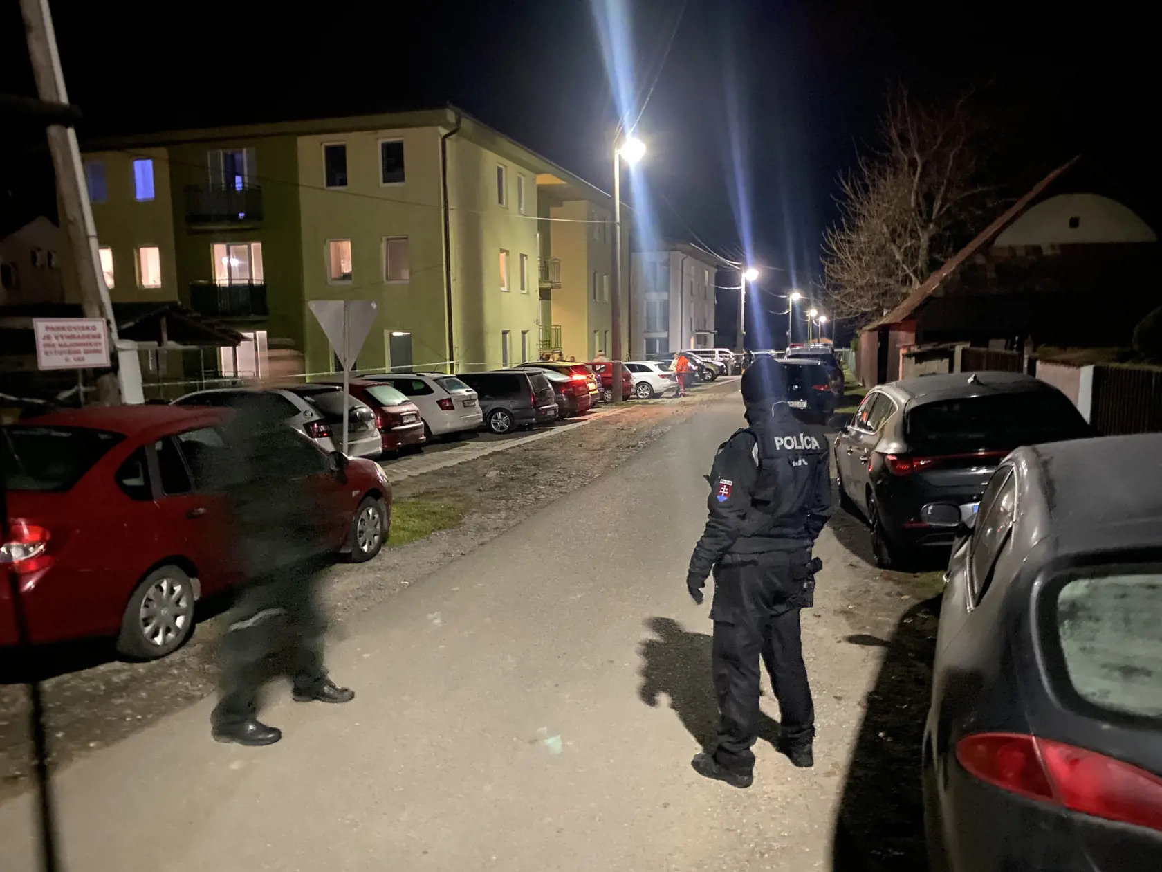 Ulica hrôzy. V Rokytove pri Bardejove, v prvom bytovom dome vľavo na fotografii, na prízemí, policajt zastrelil iba mesačné bábätko a potom zbraň obrátil proti sebe