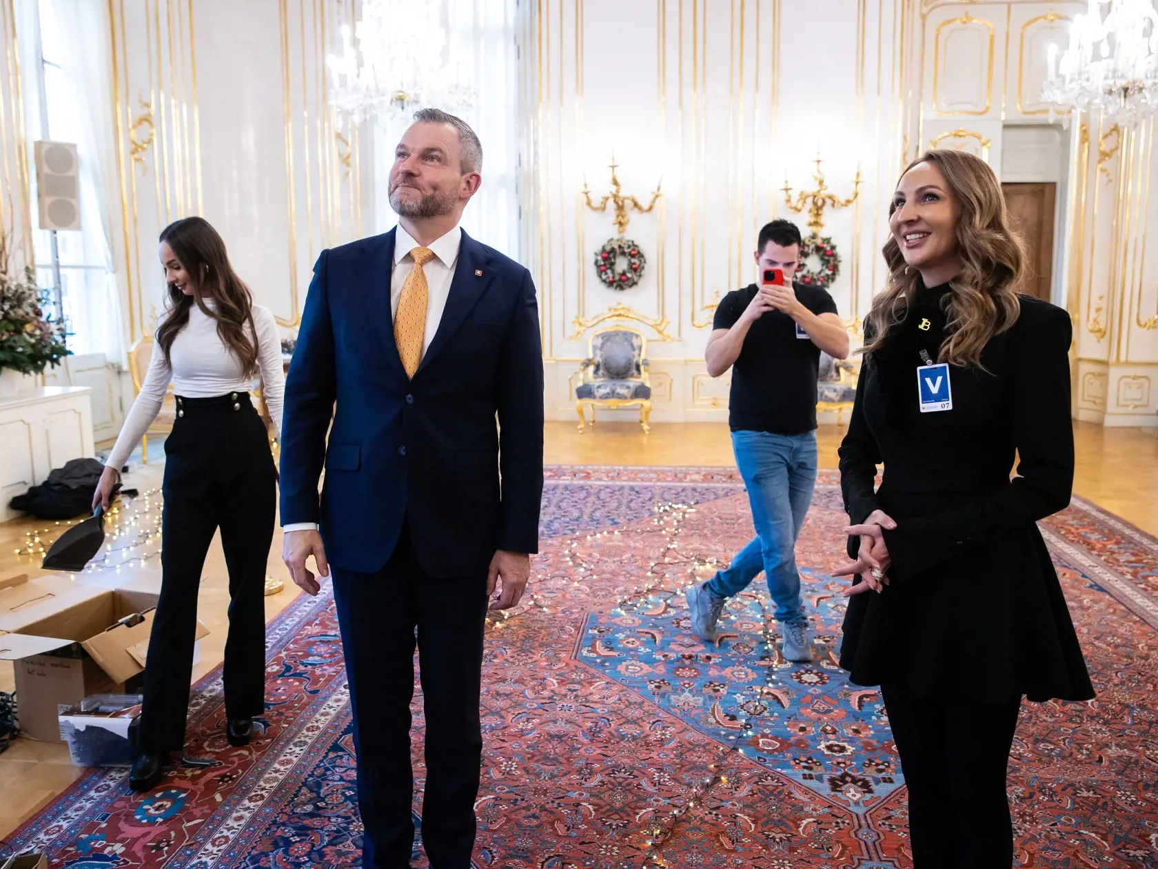 S výzdobou bol spokojný aj samotný prezident Pellegrini, ktorý na zdobenie priebežne dohliadal. V paláci totiž mal mnoho povinností. „Latka je nastavená veľmi vysoko,“ poznamenal s údivom, keď prvýkrát uvidel jeden z vyzdobených stromčekov. Tiež prezradil, že najviac sa mu páči zamatová vínová farba, ktorá najviac vyniká v kombinácií práve so zelenou čačinou.