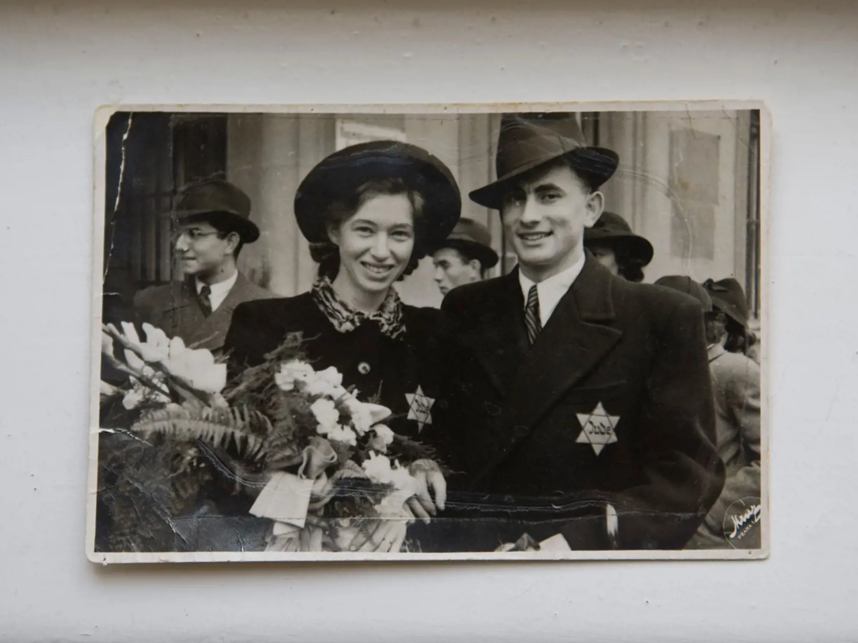 Abeles sa narodil v roku 1925 vo Viedni v českožidovskej rodine a od roku 1933 žil v Prahe. Po vojne sa vrátil do hlavného mesta oslobodeného Československa. Jeho rodina však holokaust neprežila.
