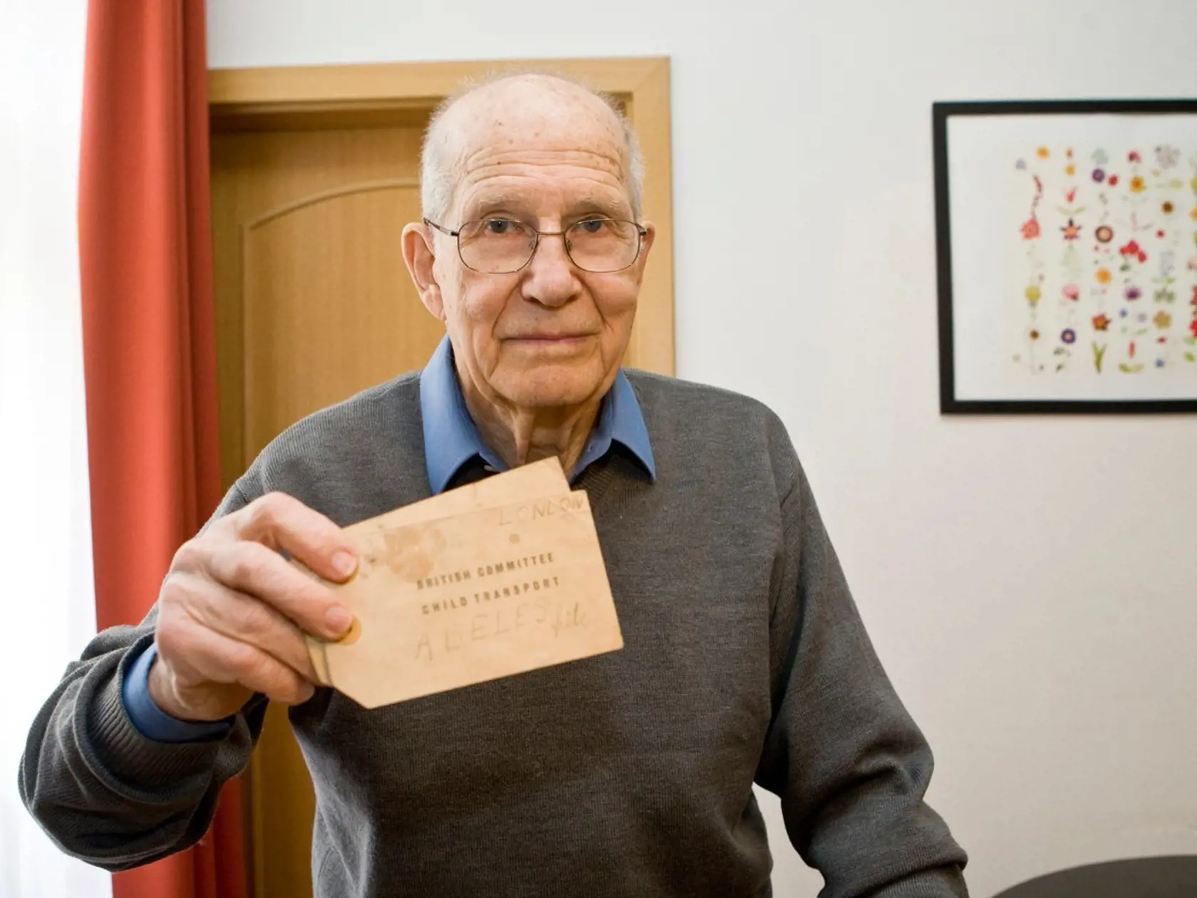 Abeles sa narodil v roku 1925 vo Viedni v českožidovskej rodine a od roku 1933 žil v Prahe. Po vojne sa vrátil do hlavného mesta oslobodeného Československa. Jeho rodina však holokaust neprežila.