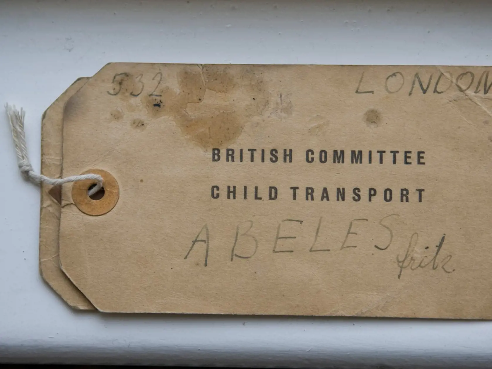 Benjamin Abeles sa do Británie dostal v transporte židovských detí, ktorý zorganizoval Nicholas Winton. Zachránil tak dohromady 669 detí.