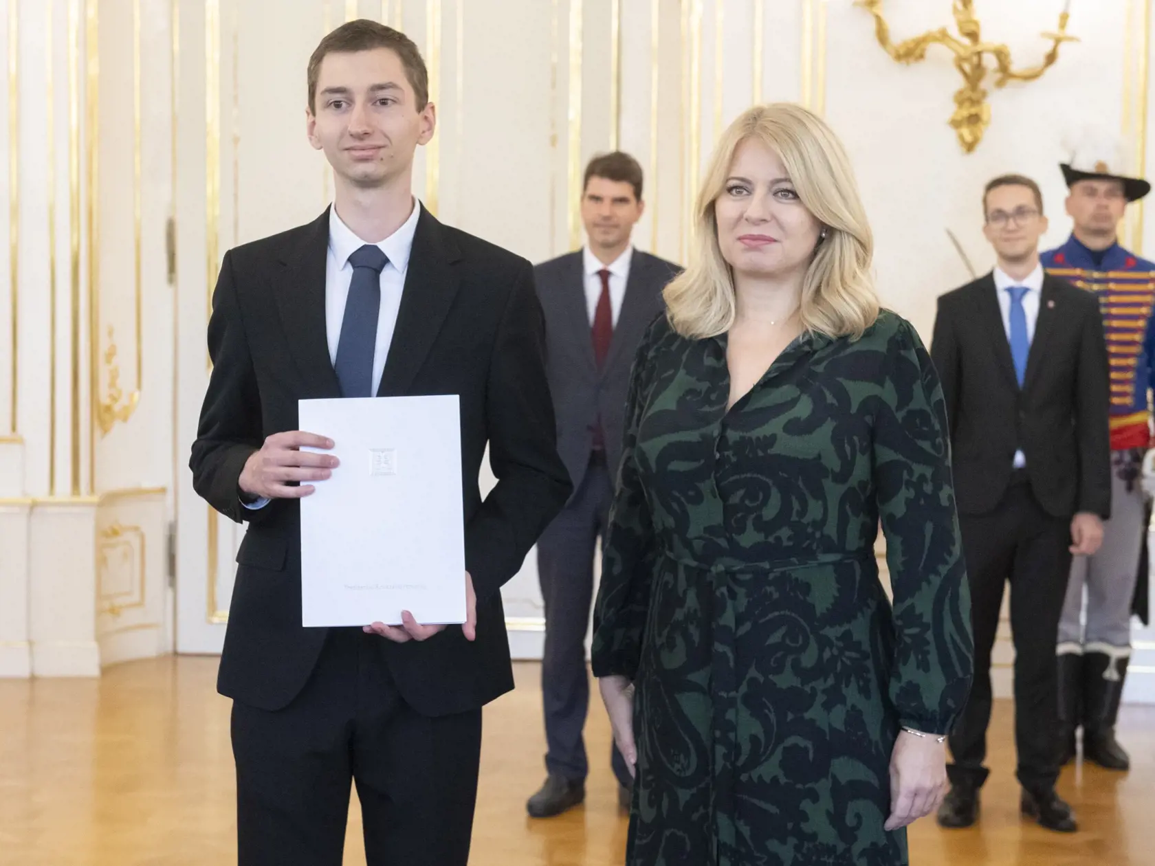 Na snímke vpravo prezidentka SR Zuzana Čaputová slávnostne odovzdala certifikáty účastníčkam a účastníkom Letnej klimatickej akadémie v rámci oficiálneho ukončenia ďalšieho ročníka tohto vzdelávacieho projektu a vľavo absolvent Dominik Nosko 25. augusta 2023 v Bratislave. FOTO TASR - Martin Baumann