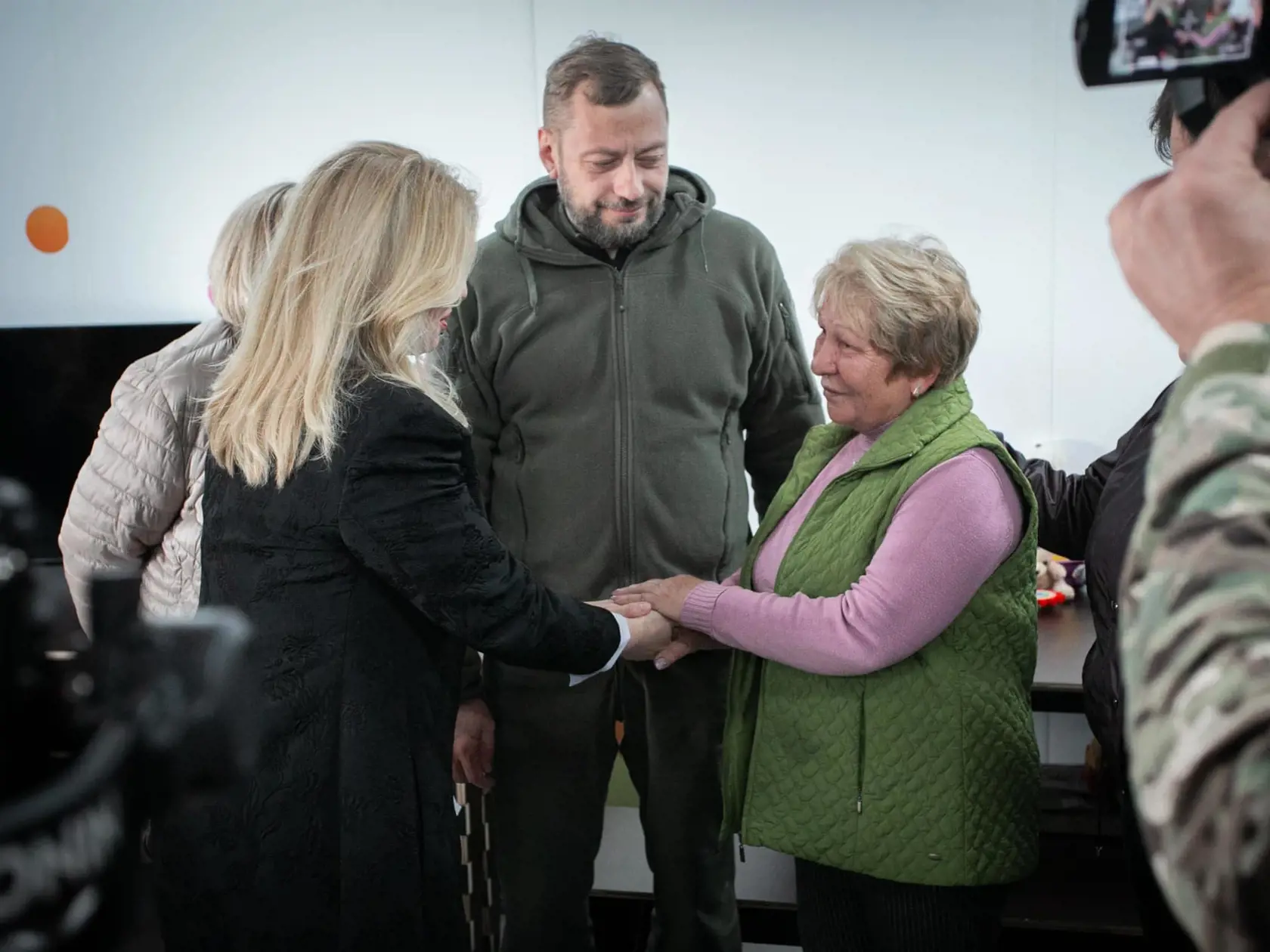 "Navštívili sme školu v obci Trysvjatska Sloboda, v ktorej aj s našou pomocou prebieha rekonštrukcia protiraketového krytu, aby sa v ňom deti mohli učiť aj počas množstva poplachov," informuje prezidentka SR.