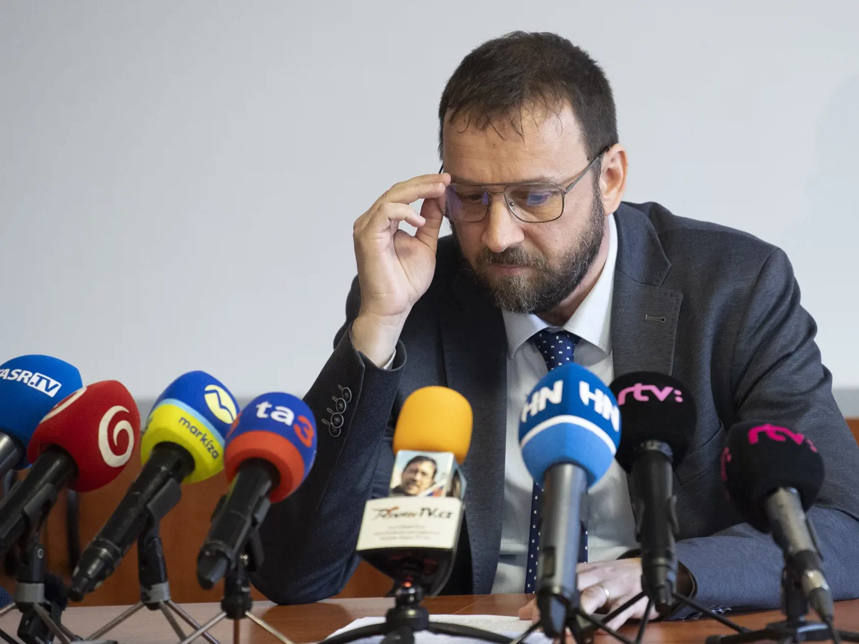 Na snímke prokurátor Úradu špeciálnej prokuratúry (ÚŠP) Alexander Feník počas bífingu ku kauze Gorila v pezinku v utorok 20. februára 2024. Prokurátor ÚŠP zrušil uznesenie o vznesení obvinenia v kauze Gorila. Vec vrátil na nové konanie a rozhodnutie vyšetrovateľovi Národnej kriminálnej agentúry (NAKA). Vyšetrovateľka špecializovaného tímu Gorila v roku 2022 obvinila finančníka Jaroslava H. a ďalších štyroch ľudí zo založenia, zosnovania a podporovania zločineckej skupiny. Jaroslav H. bol obvinen